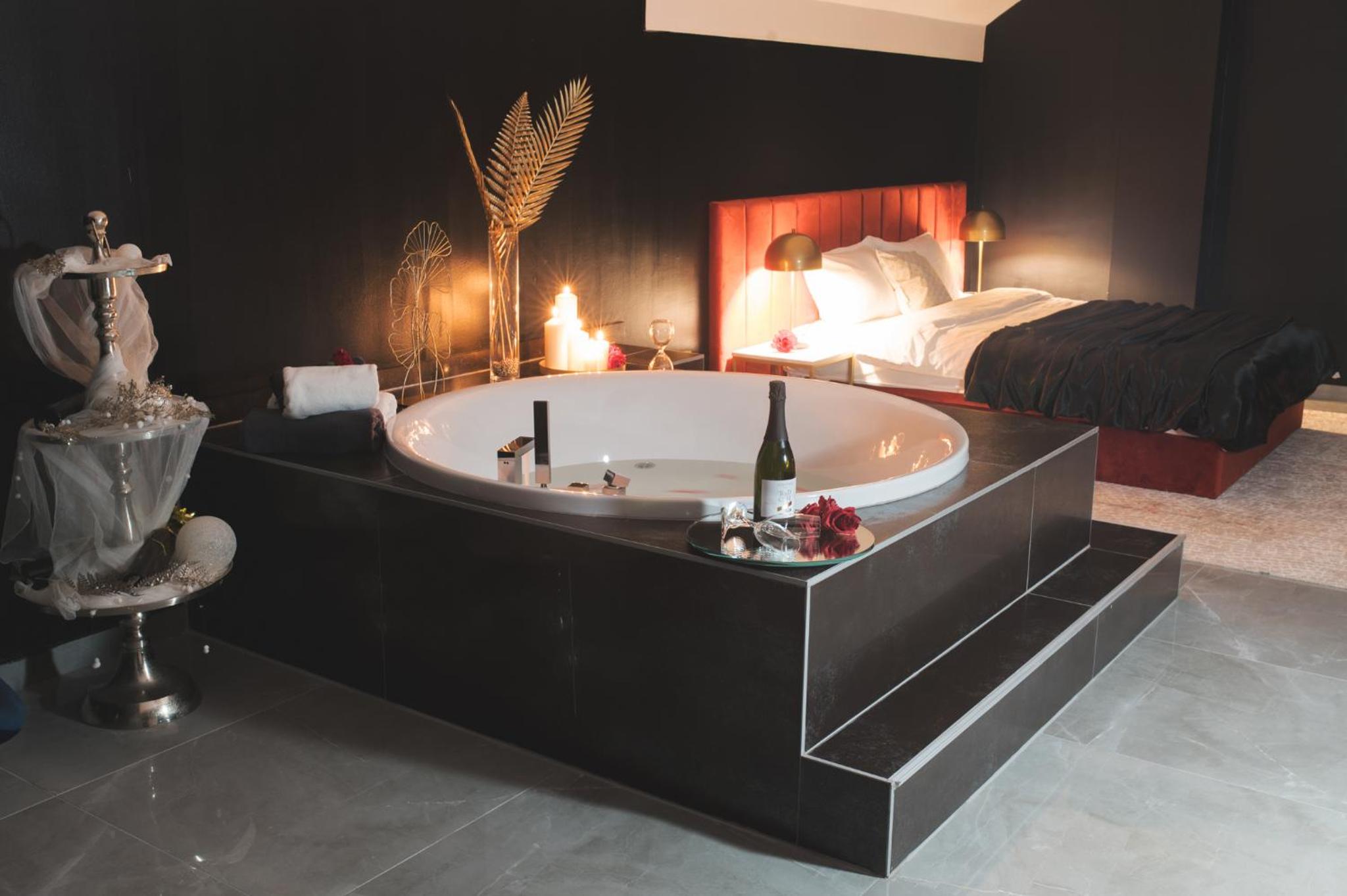 Deluxe King Room - Photo 10