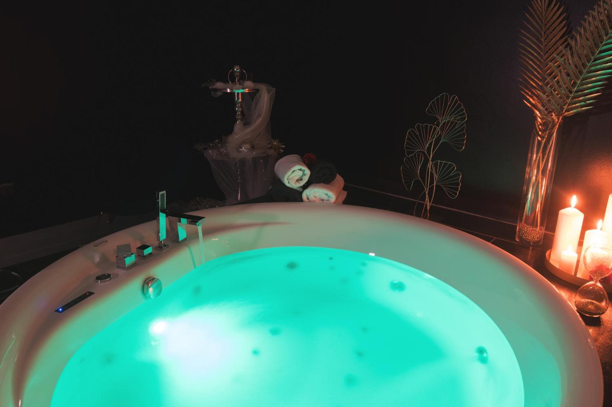 Deluxe King Room - Photo 19