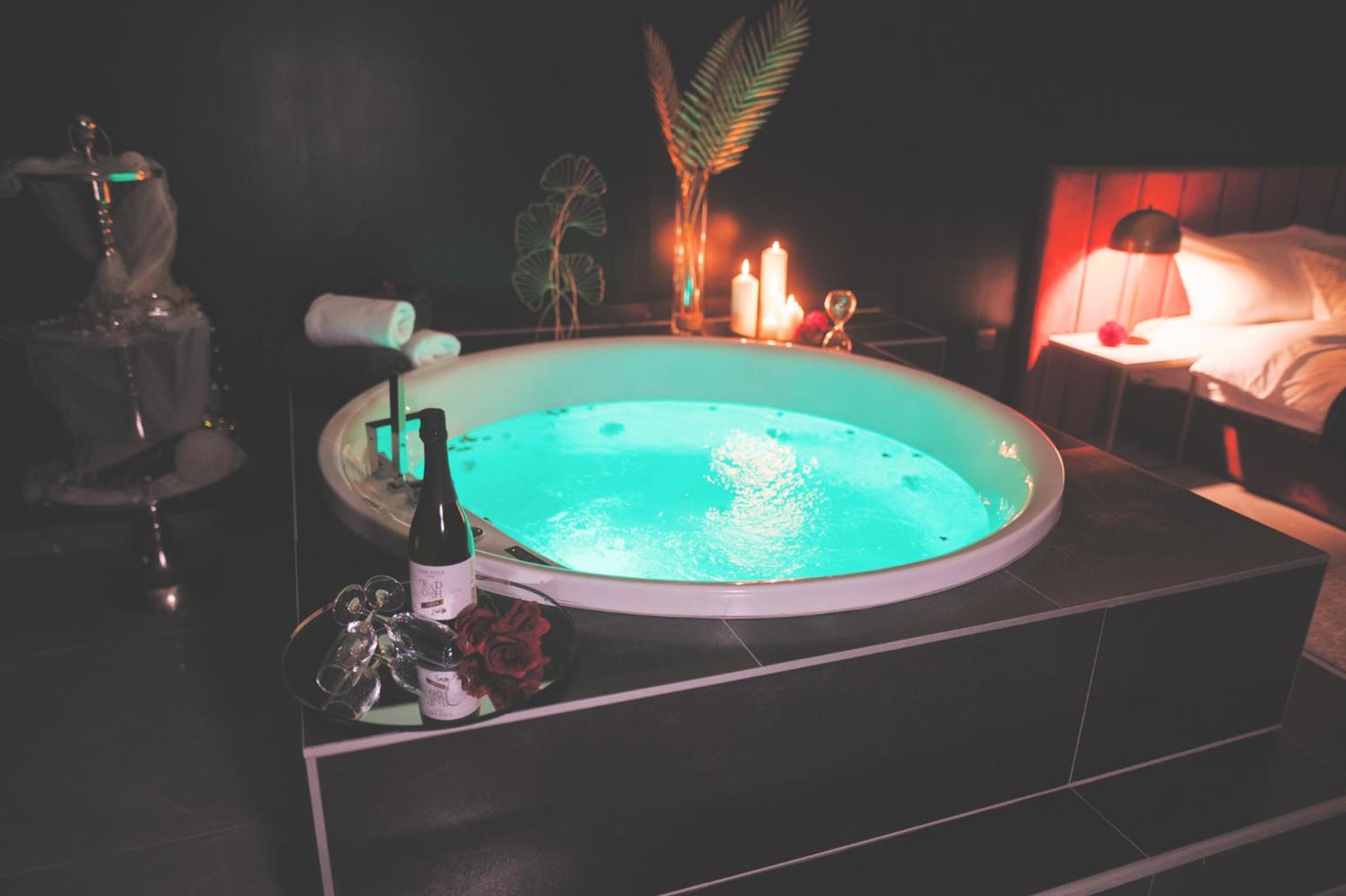 Deluxe King Room - Photo 14