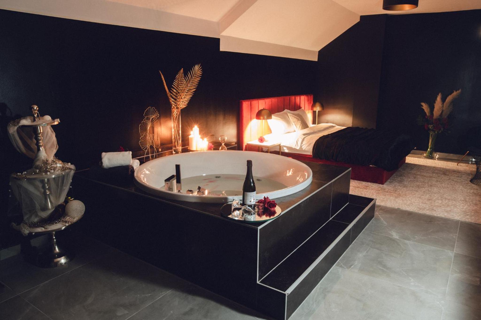 Deluxe King Room - Photo 8