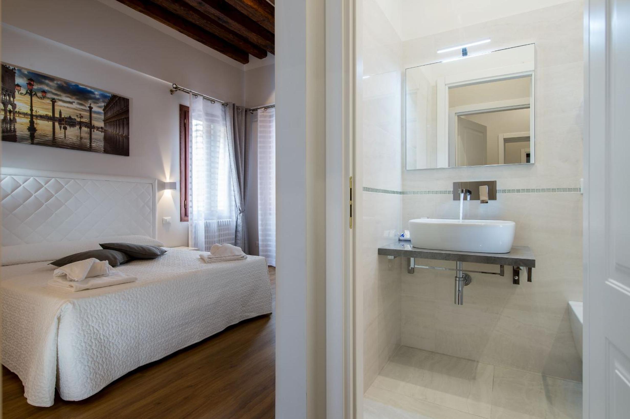 Deluxe Double Room photo 3