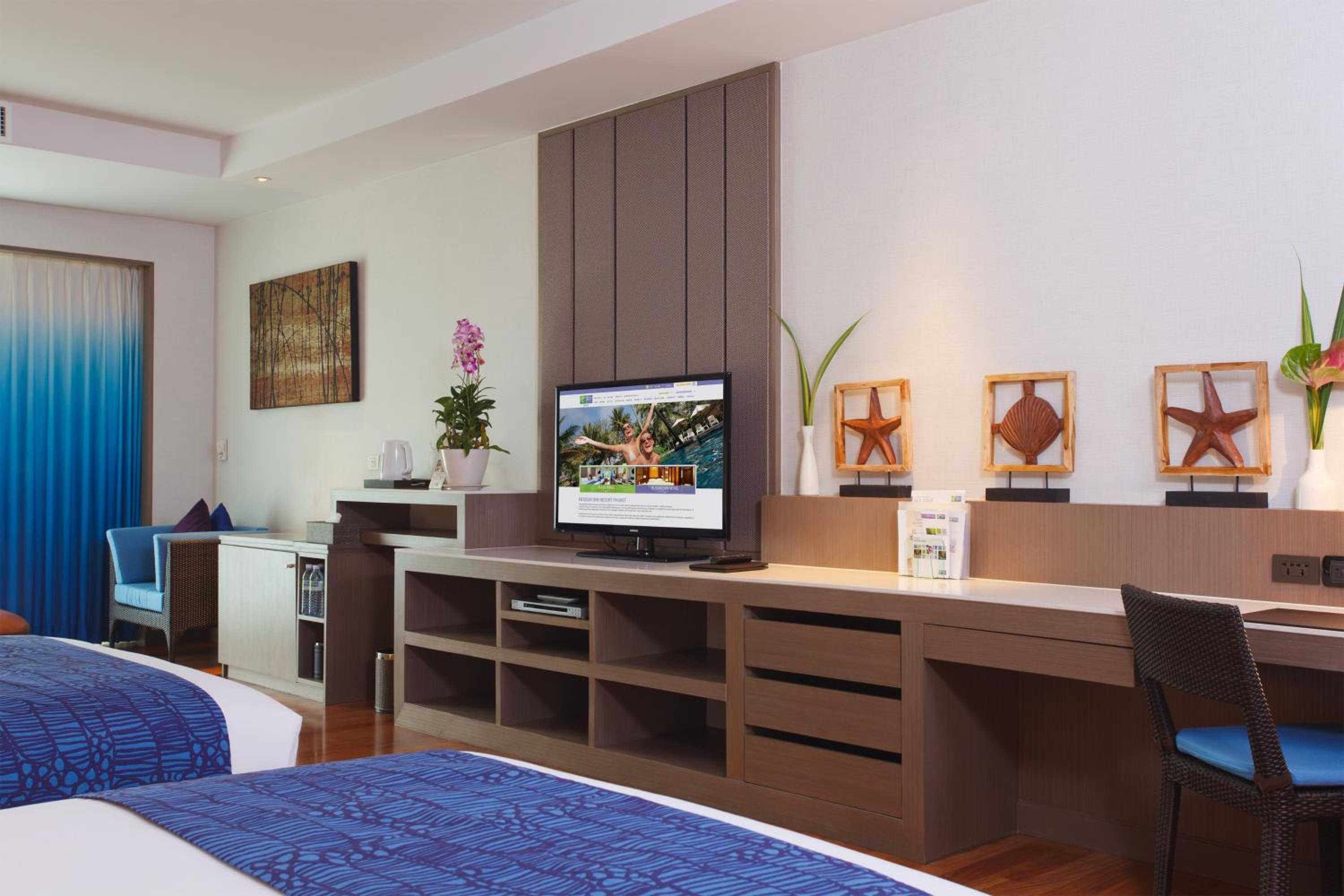 Double Suite with Pool View and Furnished Balcony - Photo 5