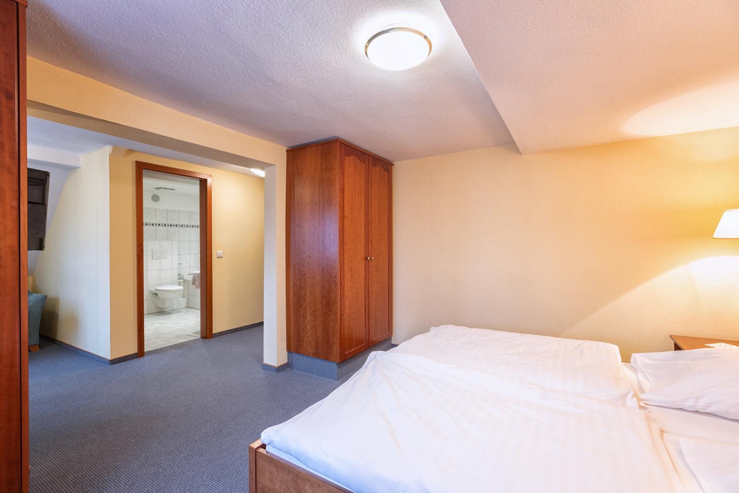 Large Double Room - Photo 1