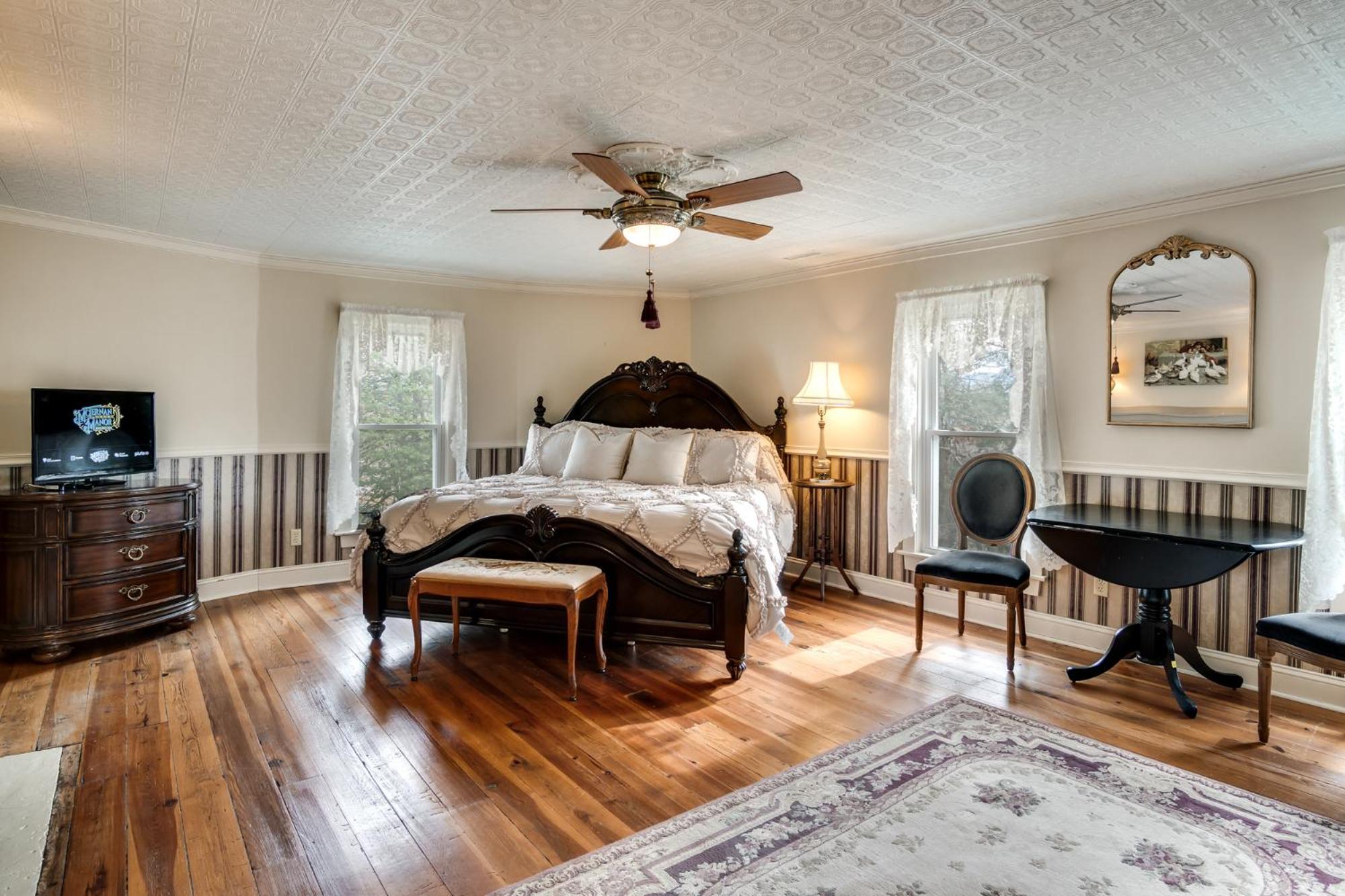 King Suite with Balcony photo 1