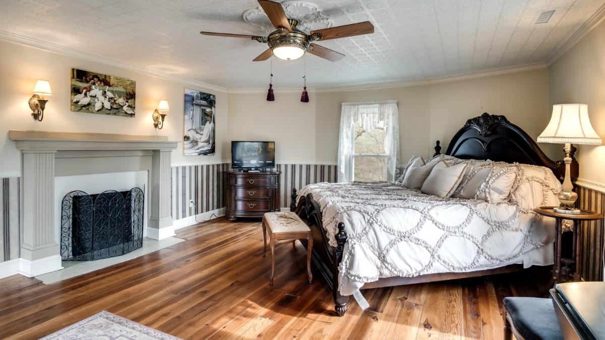 King Suite with Balcony photo 2