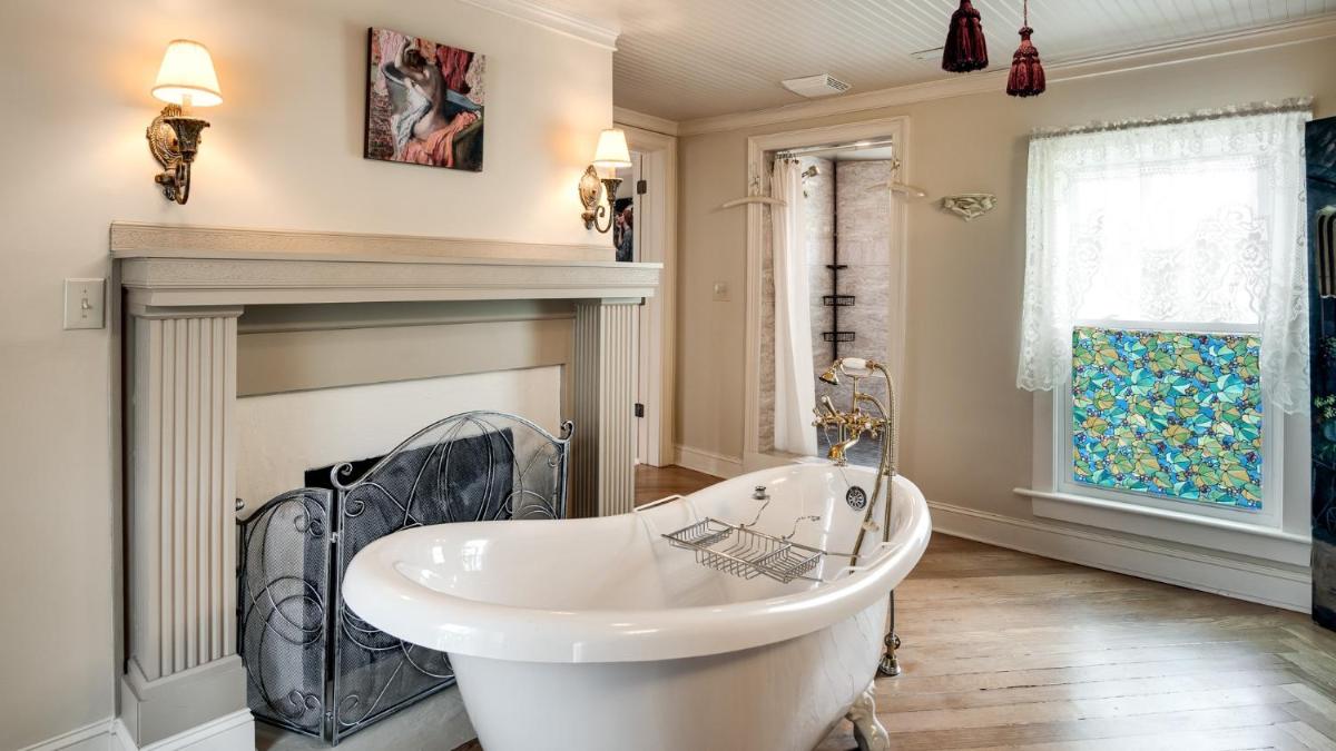 King Suite with Balcony photo 3