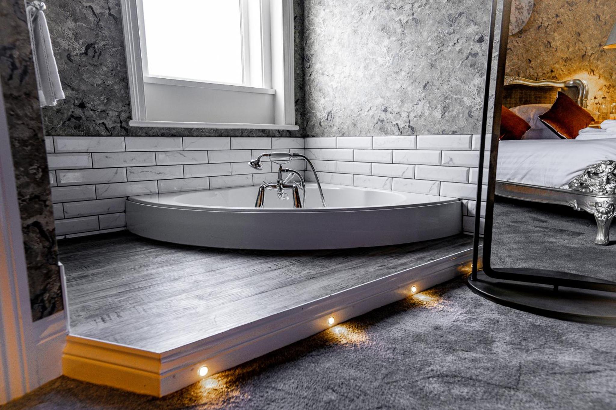 Deluxe Double Room with Bath - Photo 4
