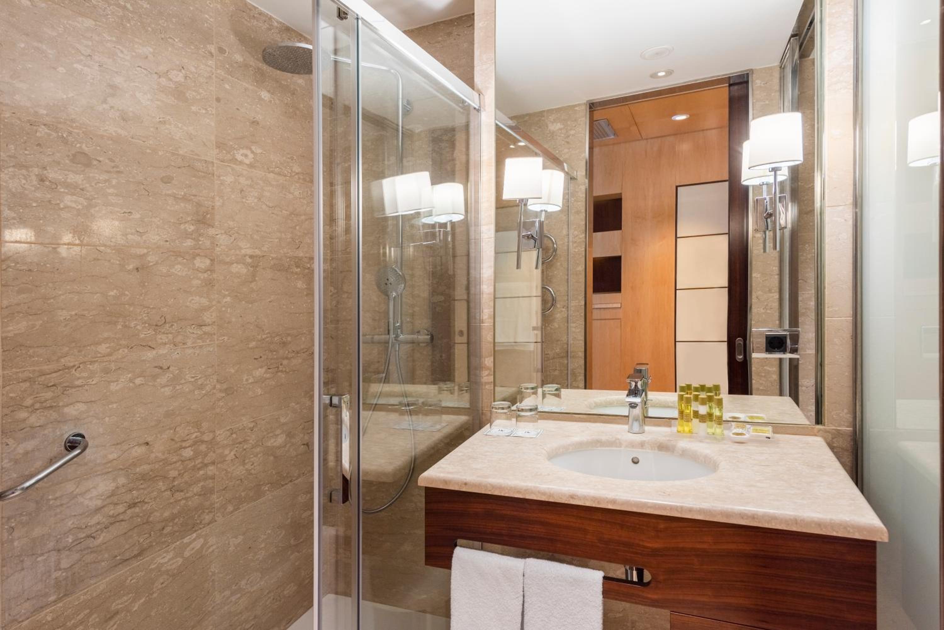 Double or Twin Room thumbnail 5