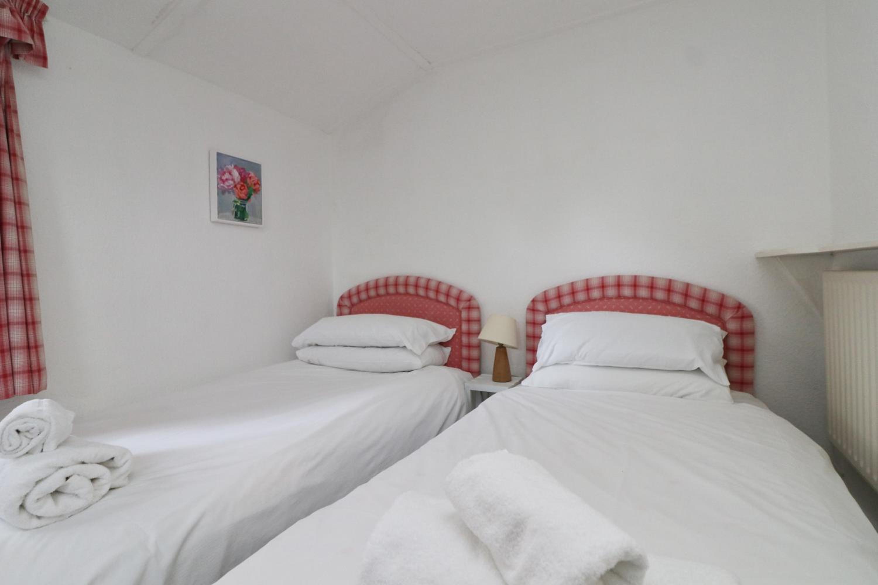 Five-Bedroom House photo 3