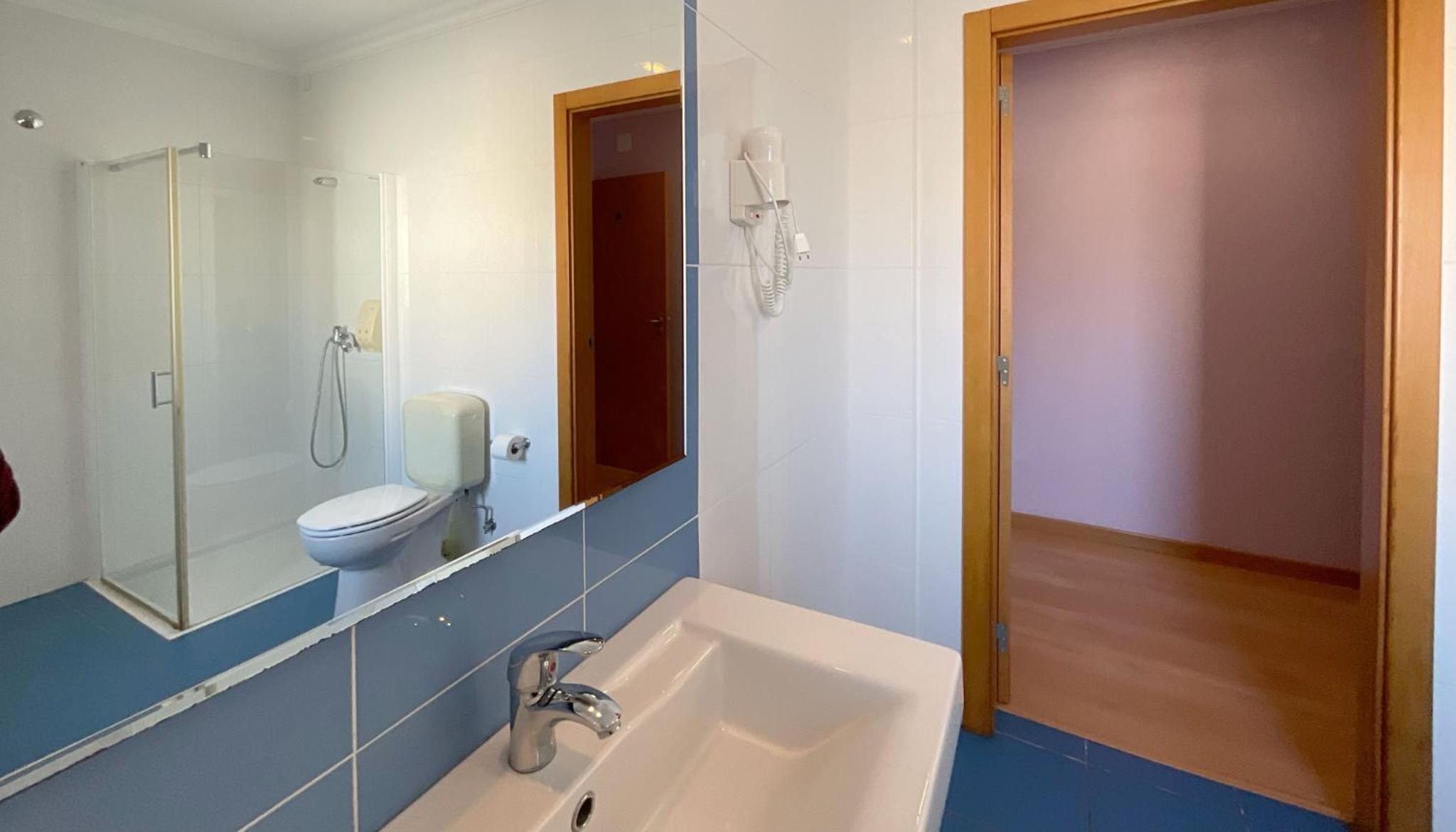 Twin Room - Photo 3