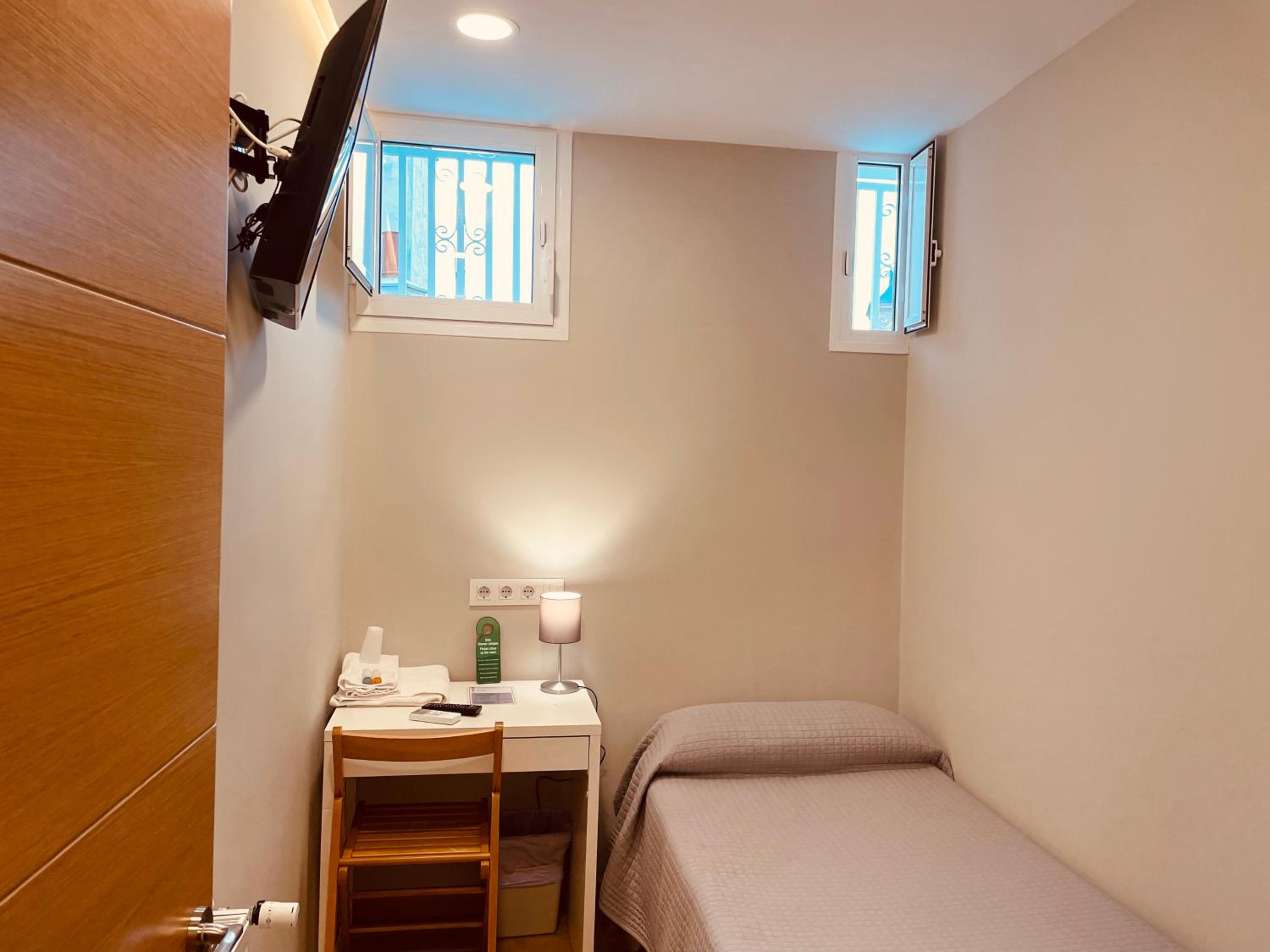Single Room with Shared Bathroom photo 3