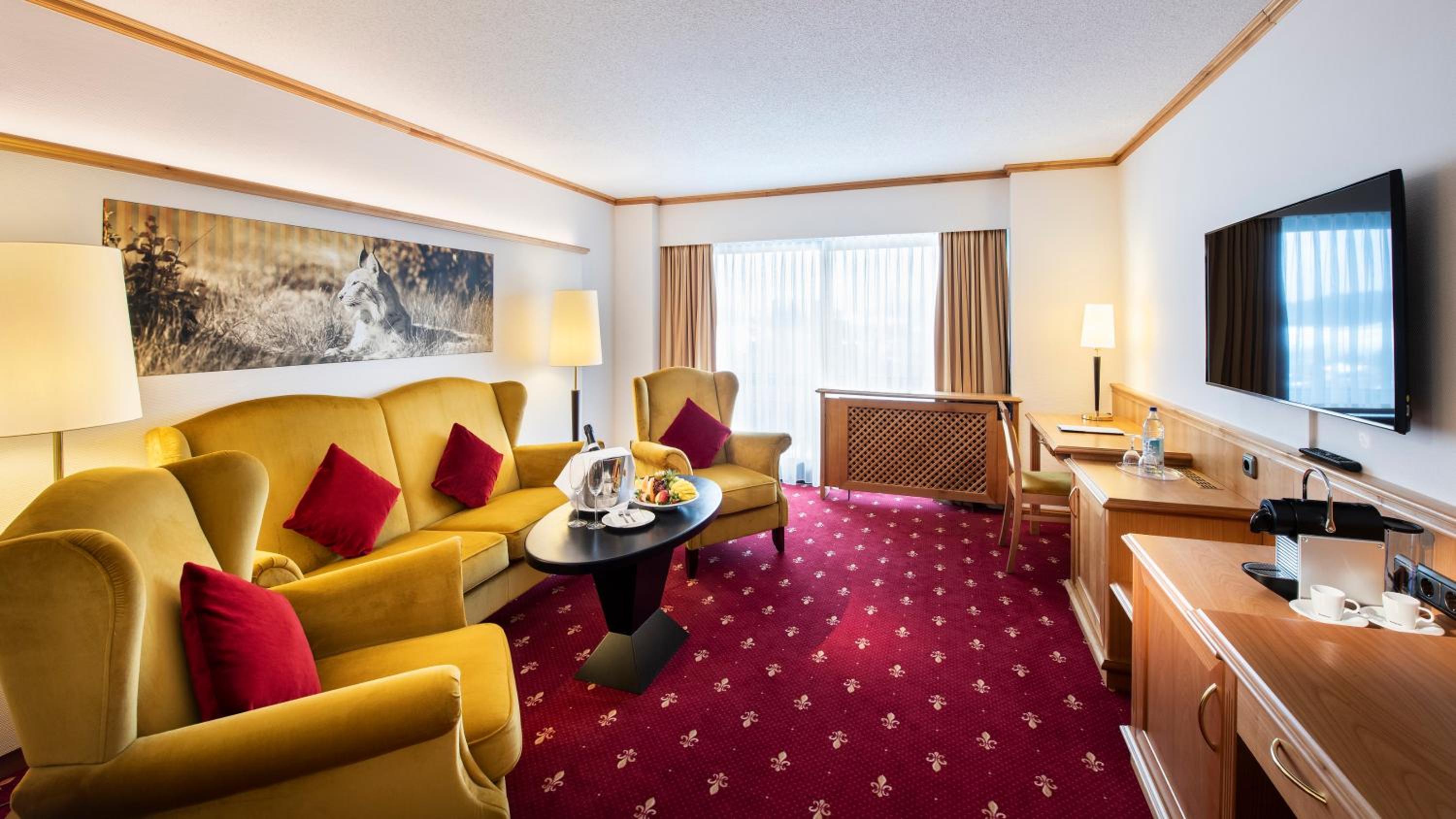 Panoramic Suite with Balcony - Photo 10