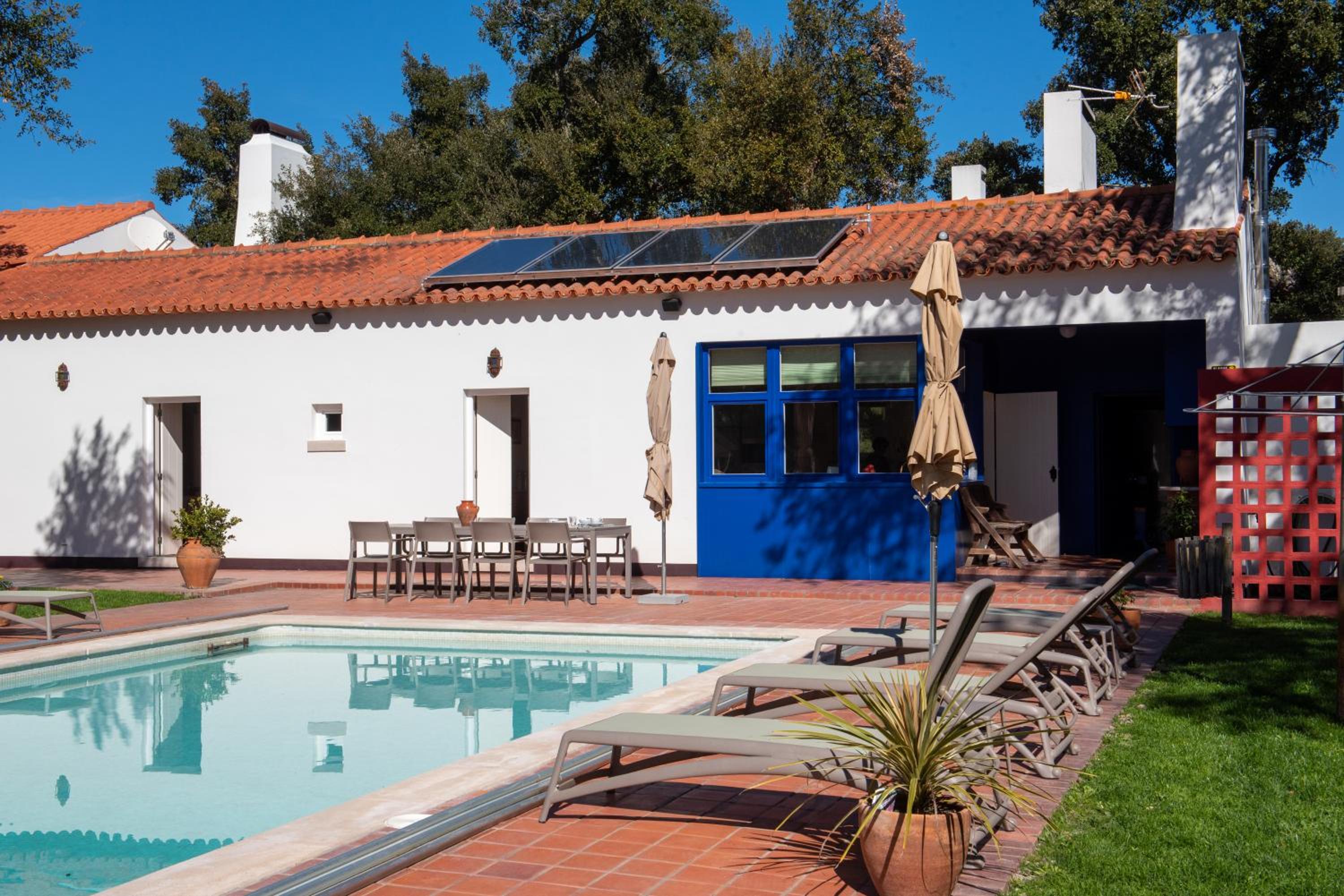 King Room with Pool View - Photo 4