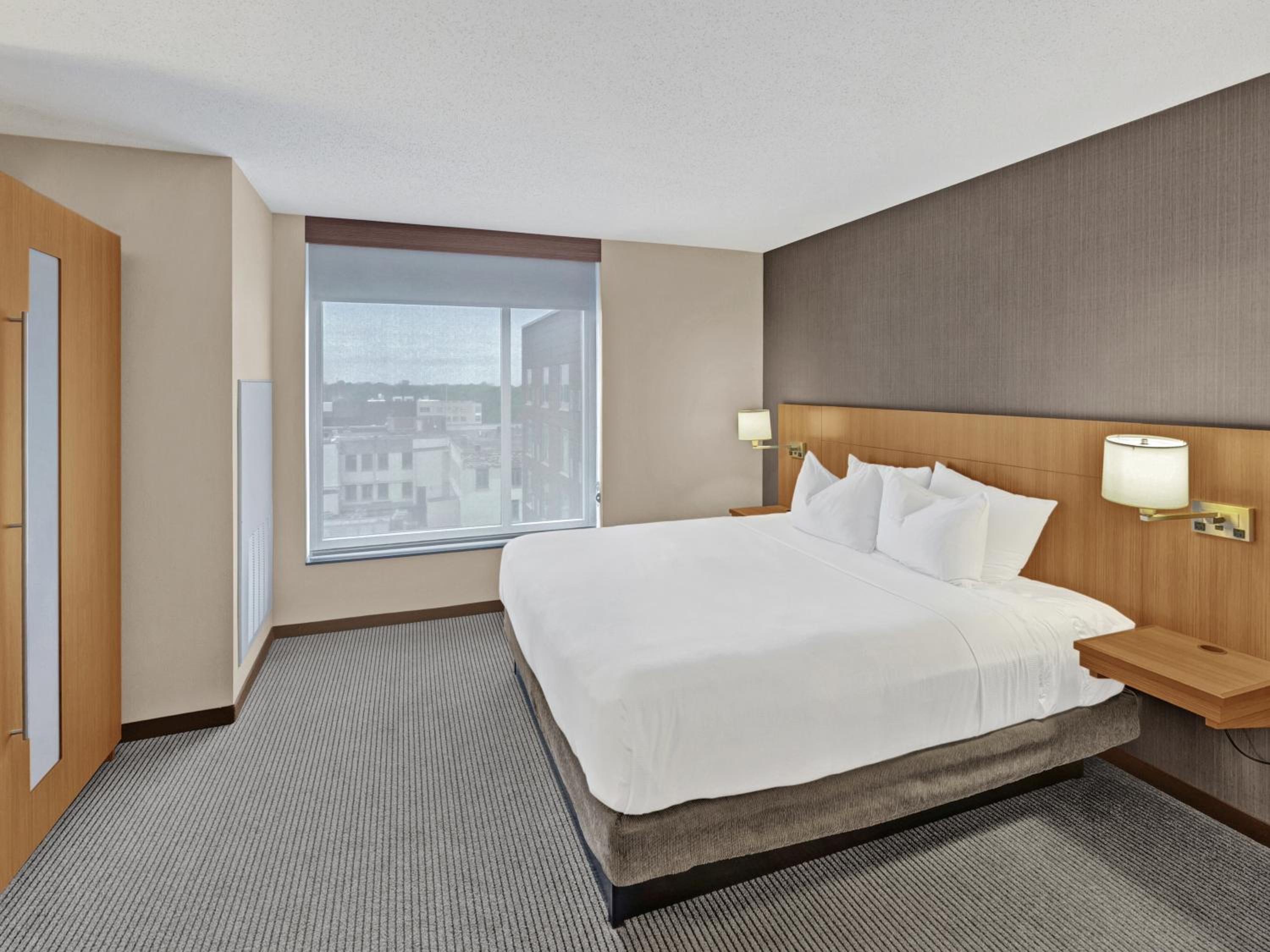 King Room with Sofa Bed - High Floor photo 2