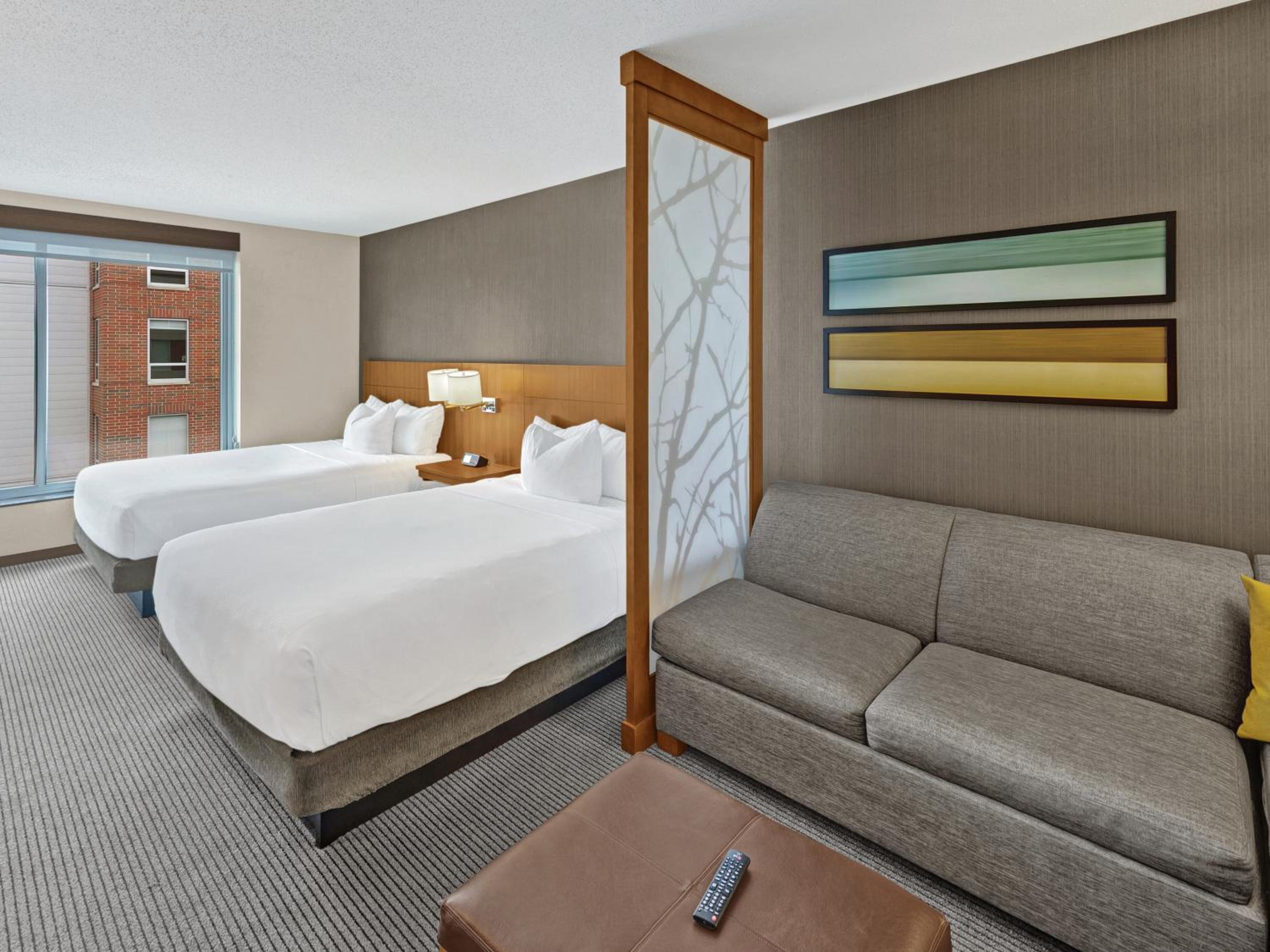 Queen Room with Two Queen Beds and Sofa Bed - High Floor photo 3