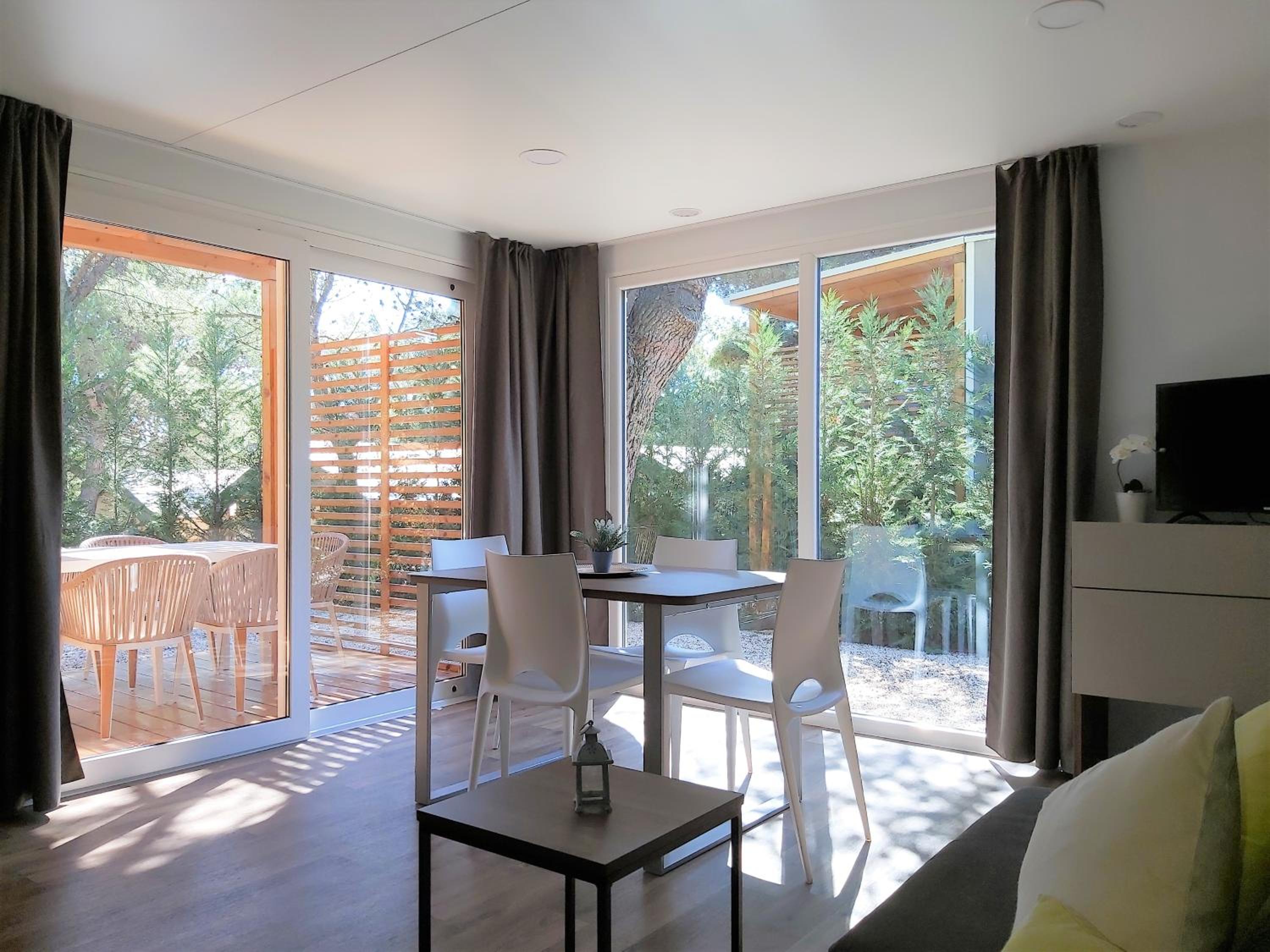 Family Two-Bedroom Mobile Home with Terrace photo 3