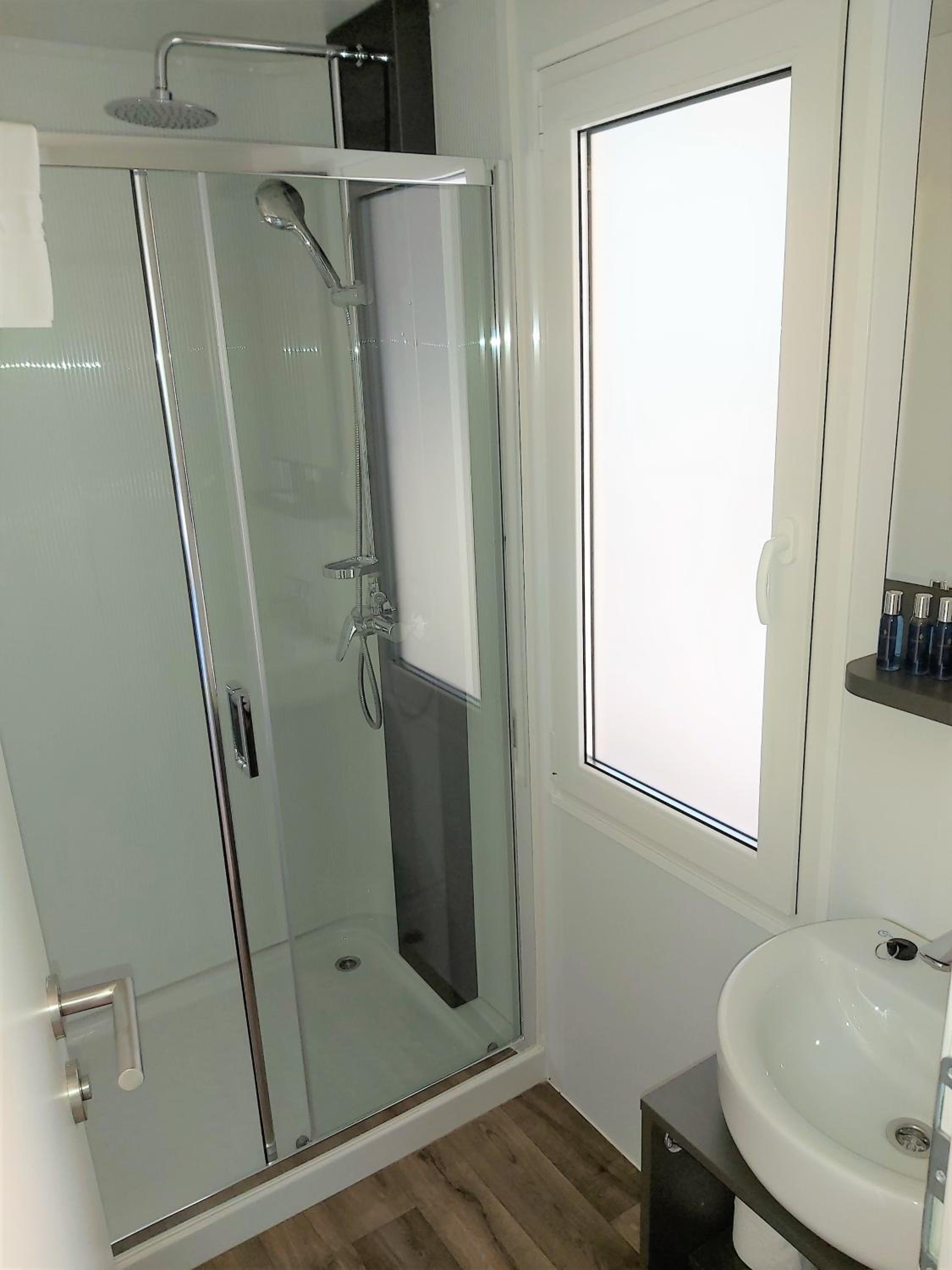 Family Two-Bedroom Mobile Home with Terrace photo 2