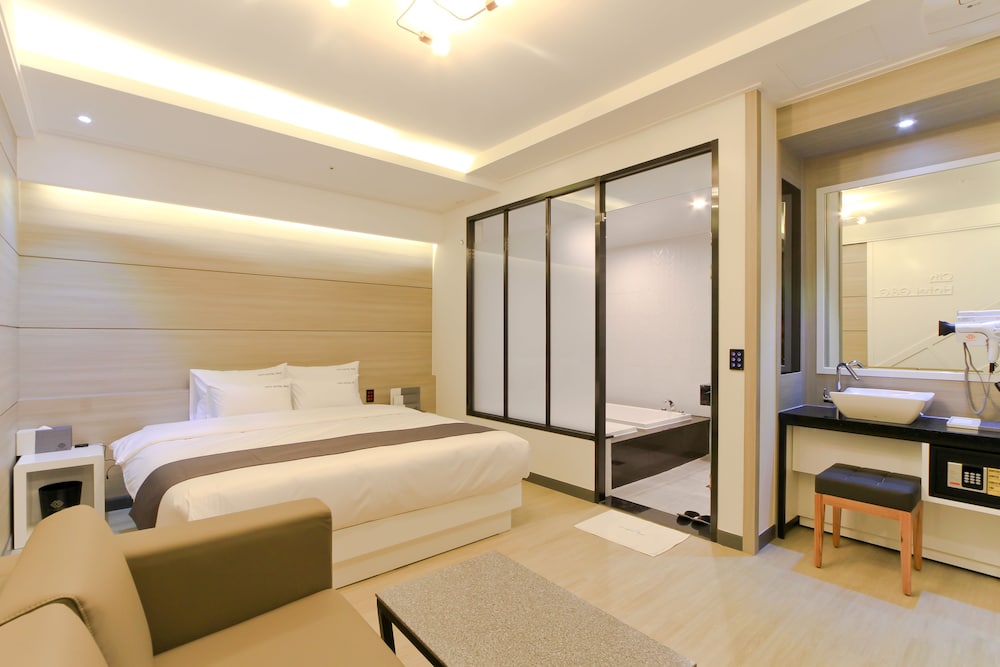 Deluxe Room - Photo 9