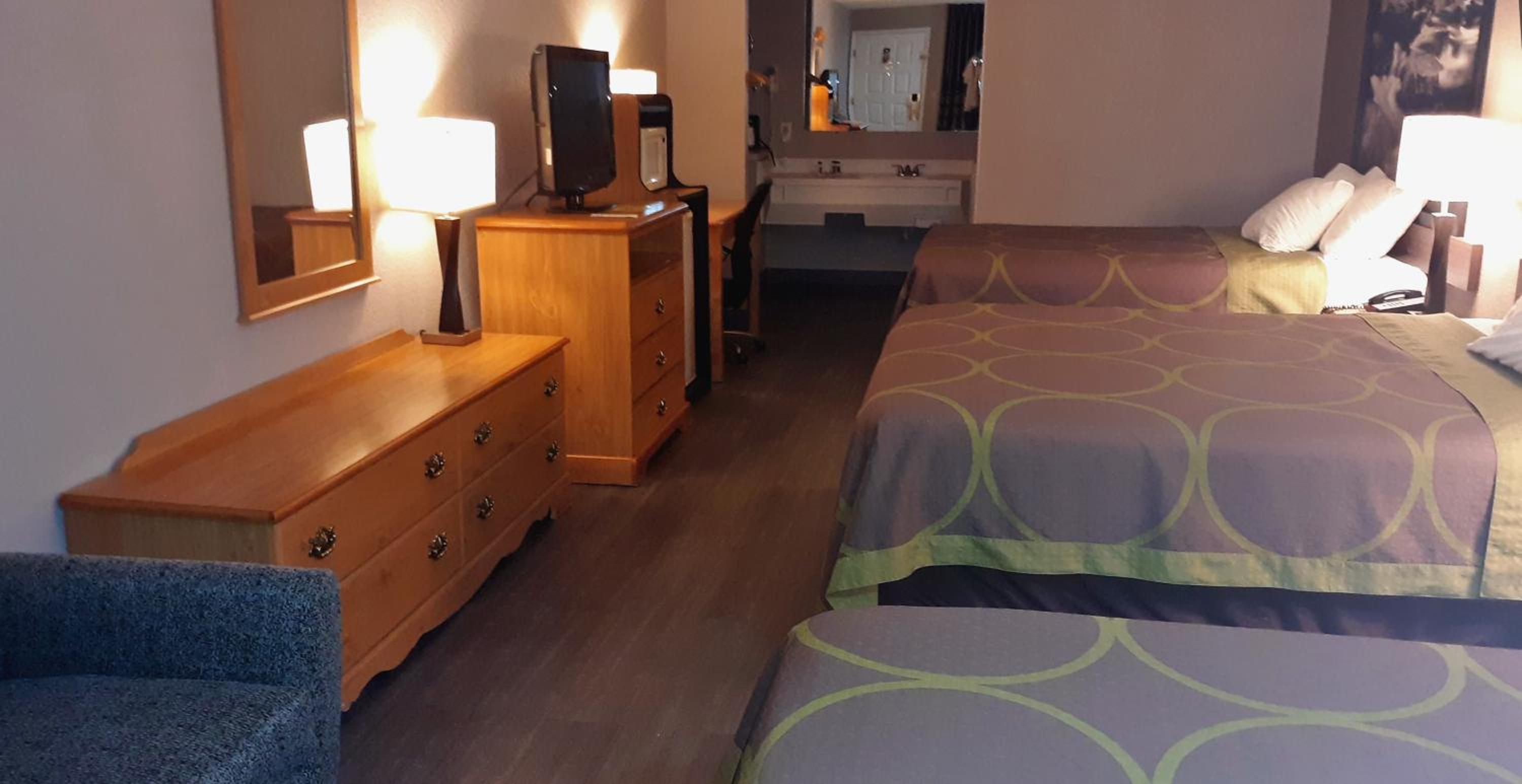 Queen Room with Three Queen Beds - Non-Smoking - Photo 5
