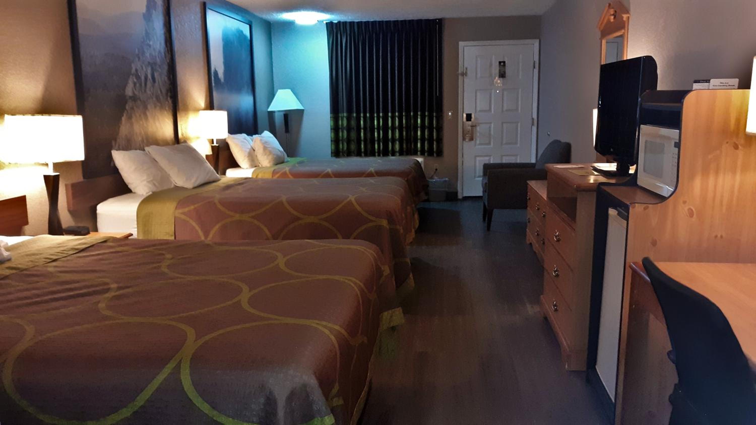 Queen Room with Three Queen Beds - Non-Smoking - Photo 6
