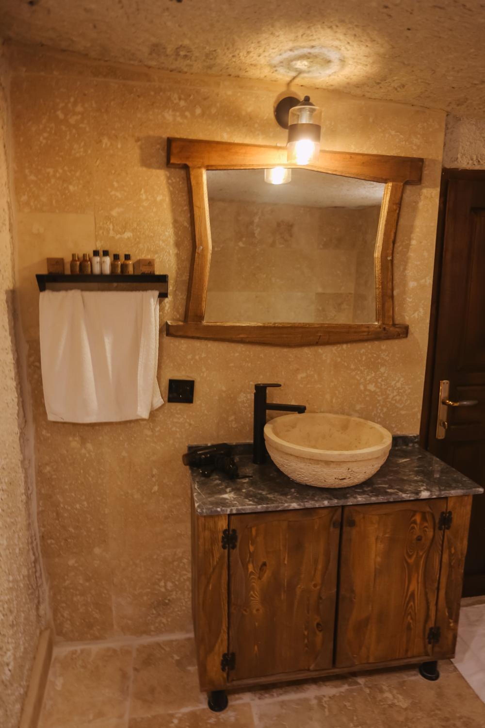 Deluxe Suite - Photo 6