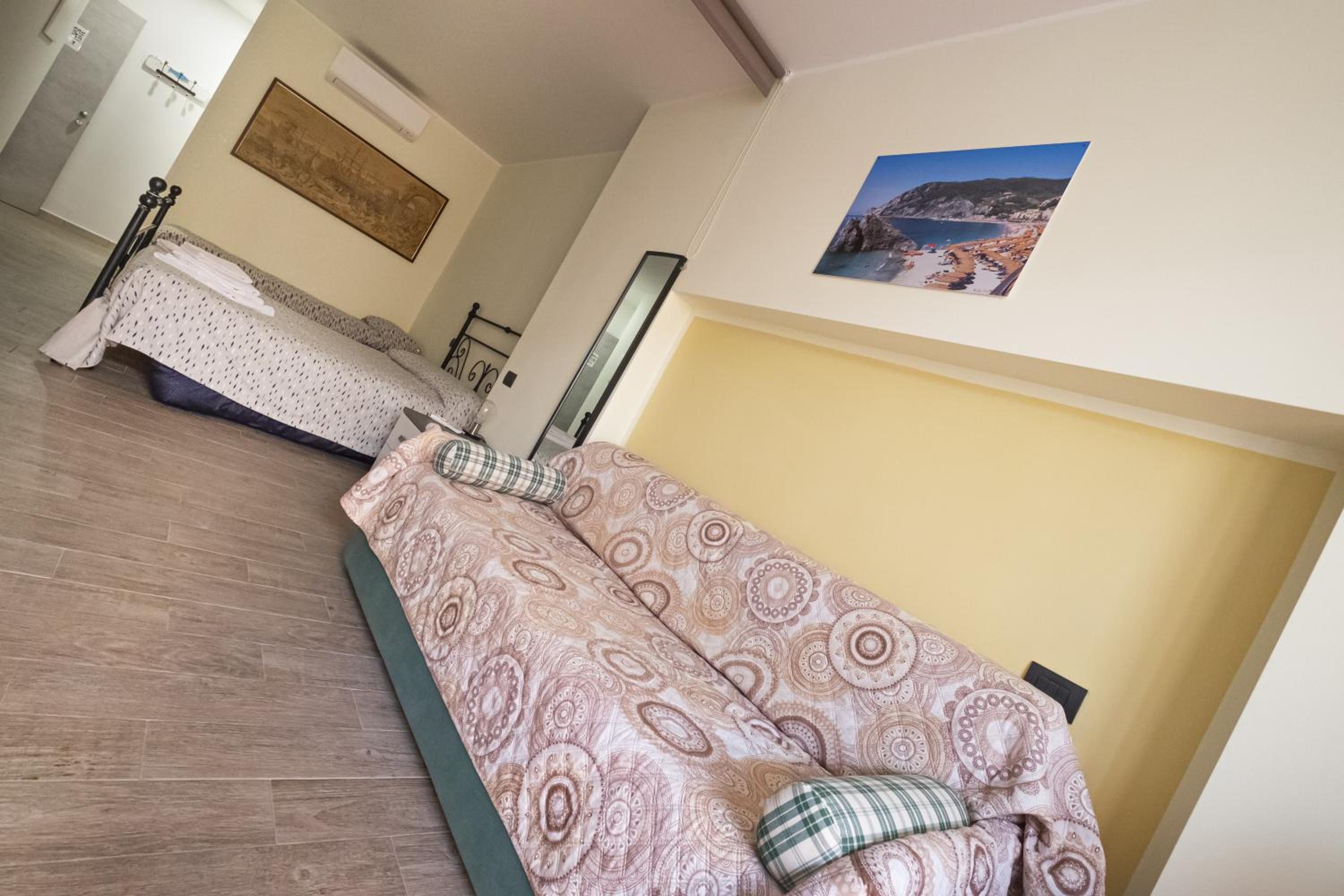 Quadruple Room with Private Bathroom photo 1