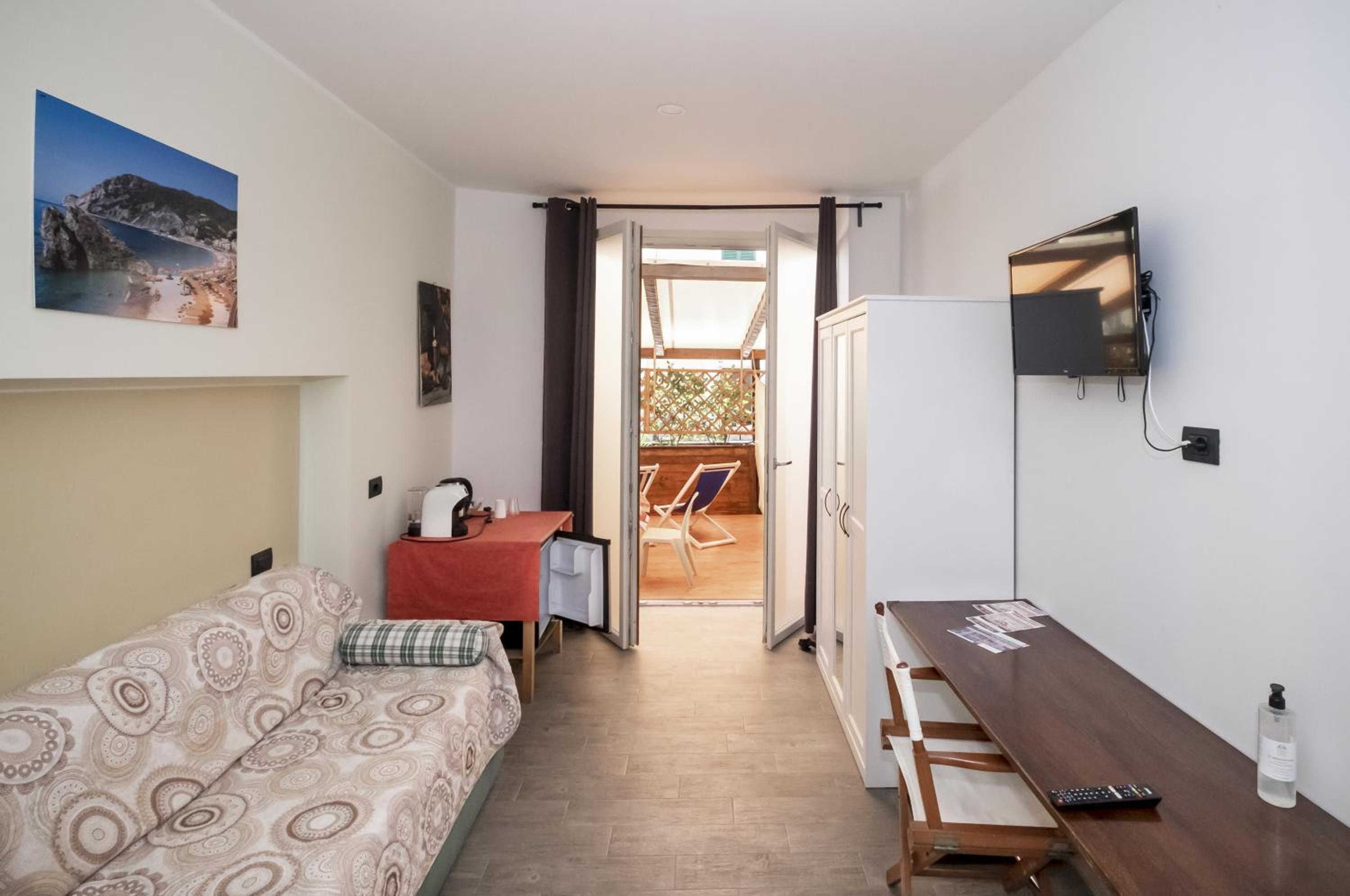 Quadruple Room with Private Bathroom photo 3