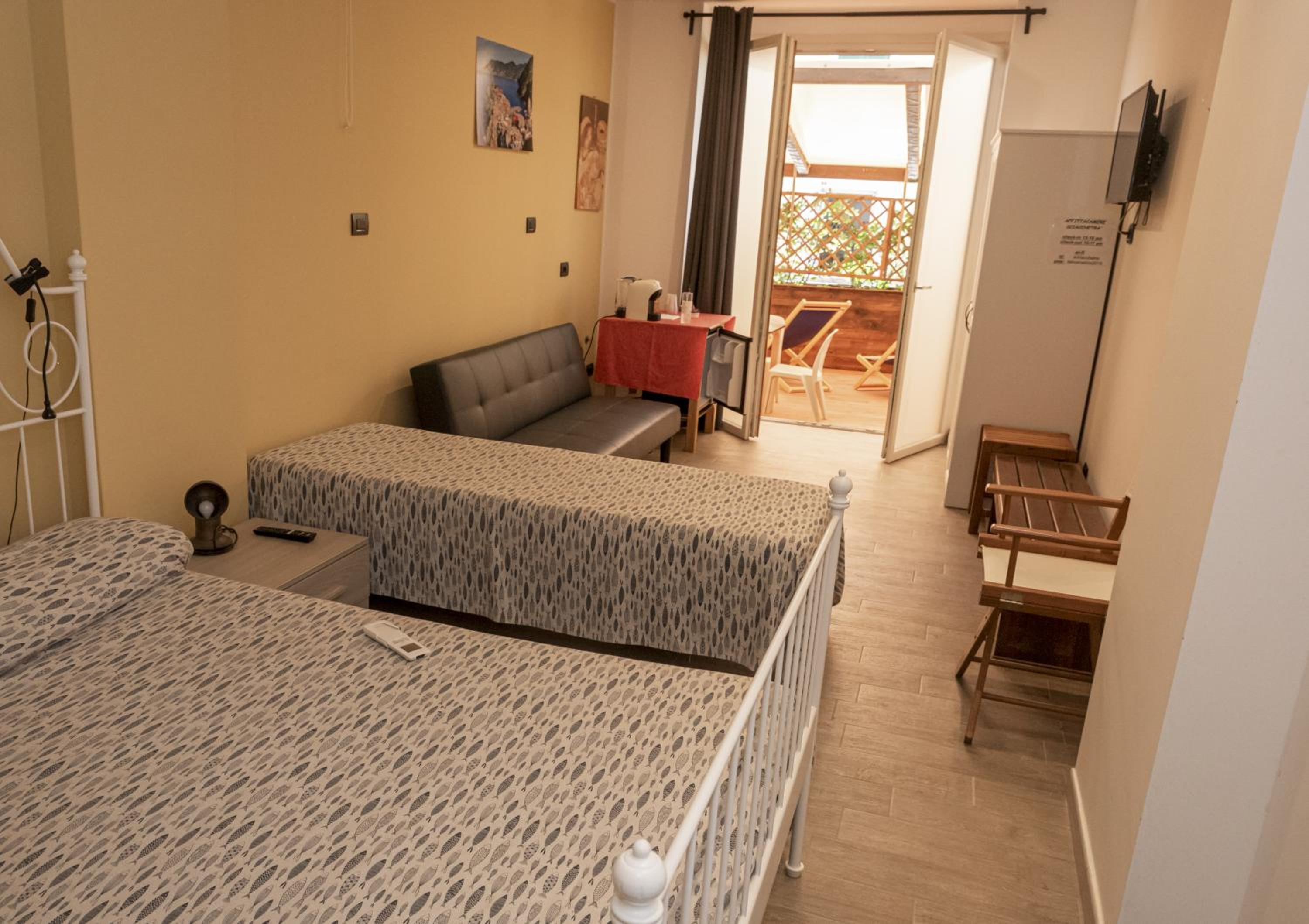 Quadruple Room with Private Bathroom photo 3