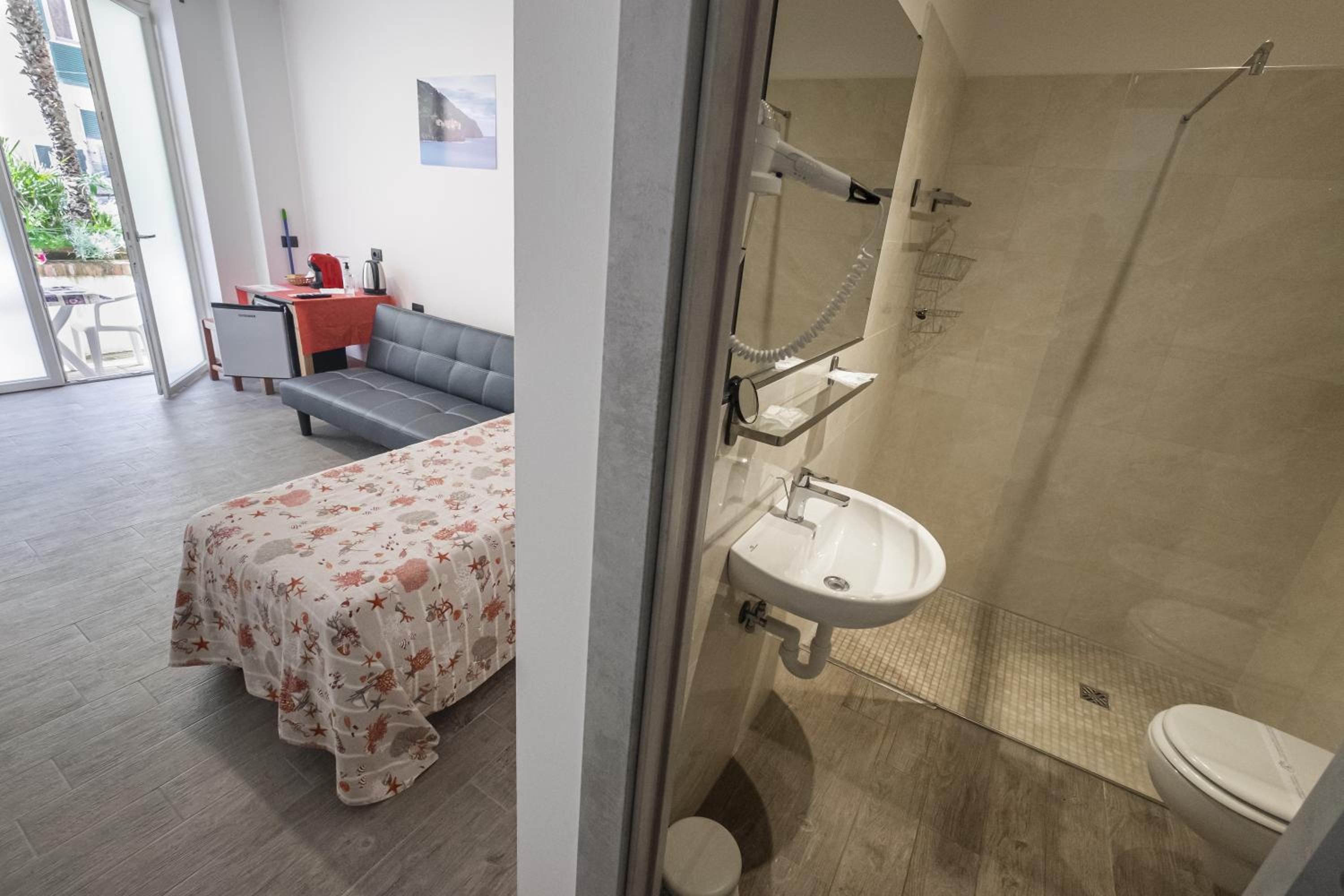 Quadruple Room with Private Bathroom photo 2