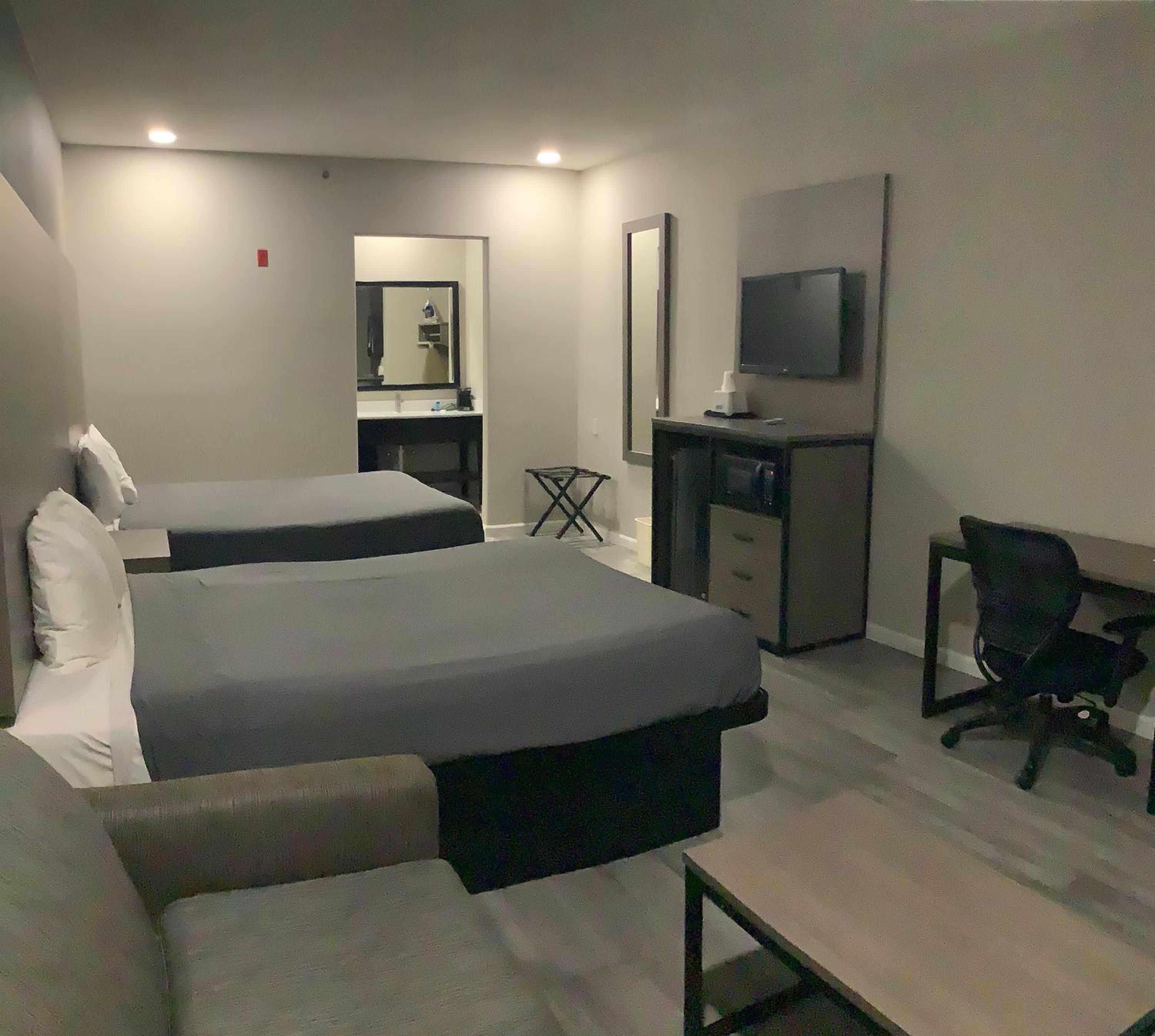 Queen Room with Two Queen Beds photo 2