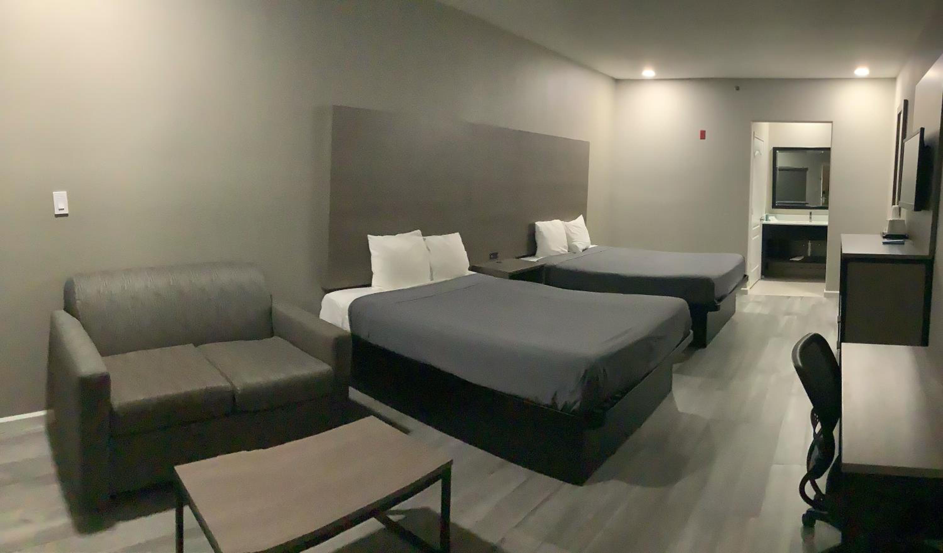 Queen Room with Two Queen Beds photo 1