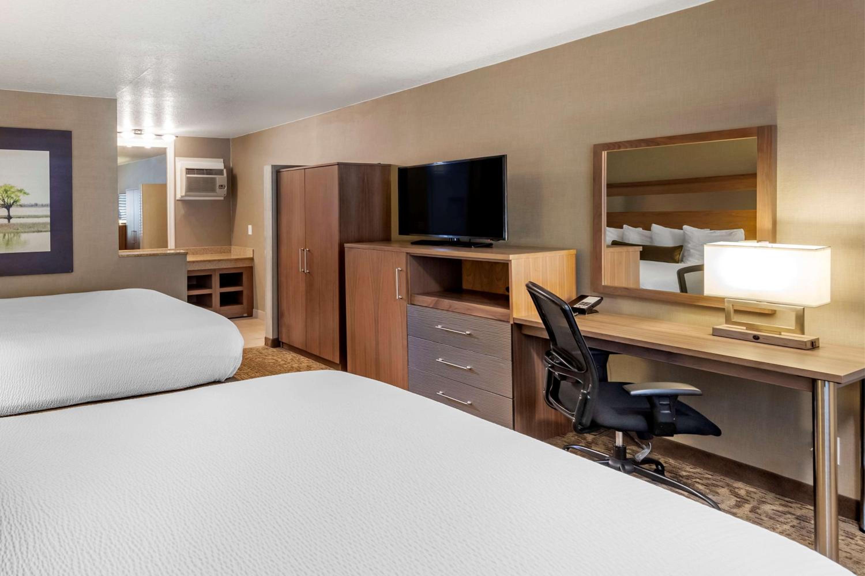 Double Room with Two Double Beds - Non-Smoking - Photo 2