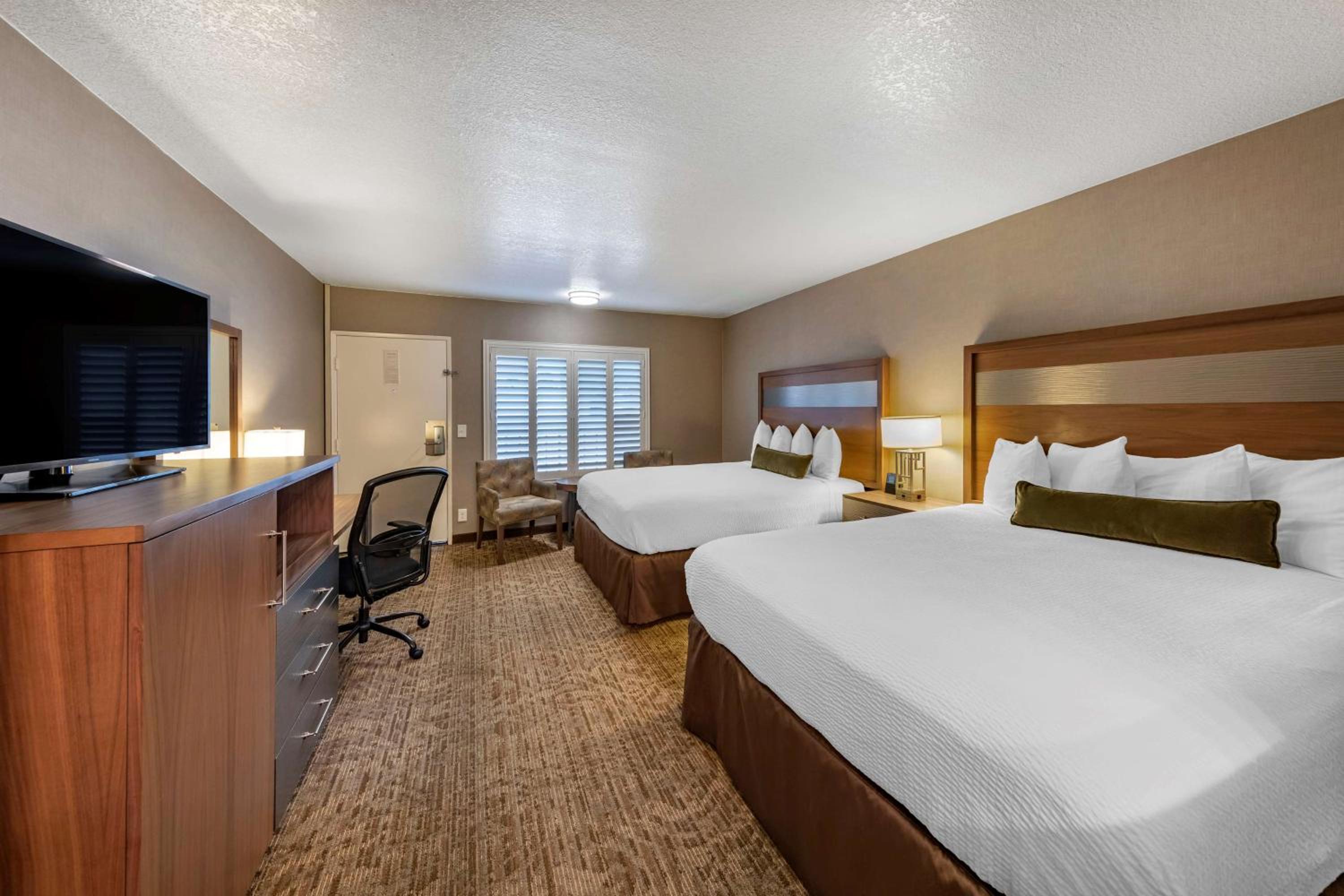Queen Room with Two Queen Beds - Photo 3
