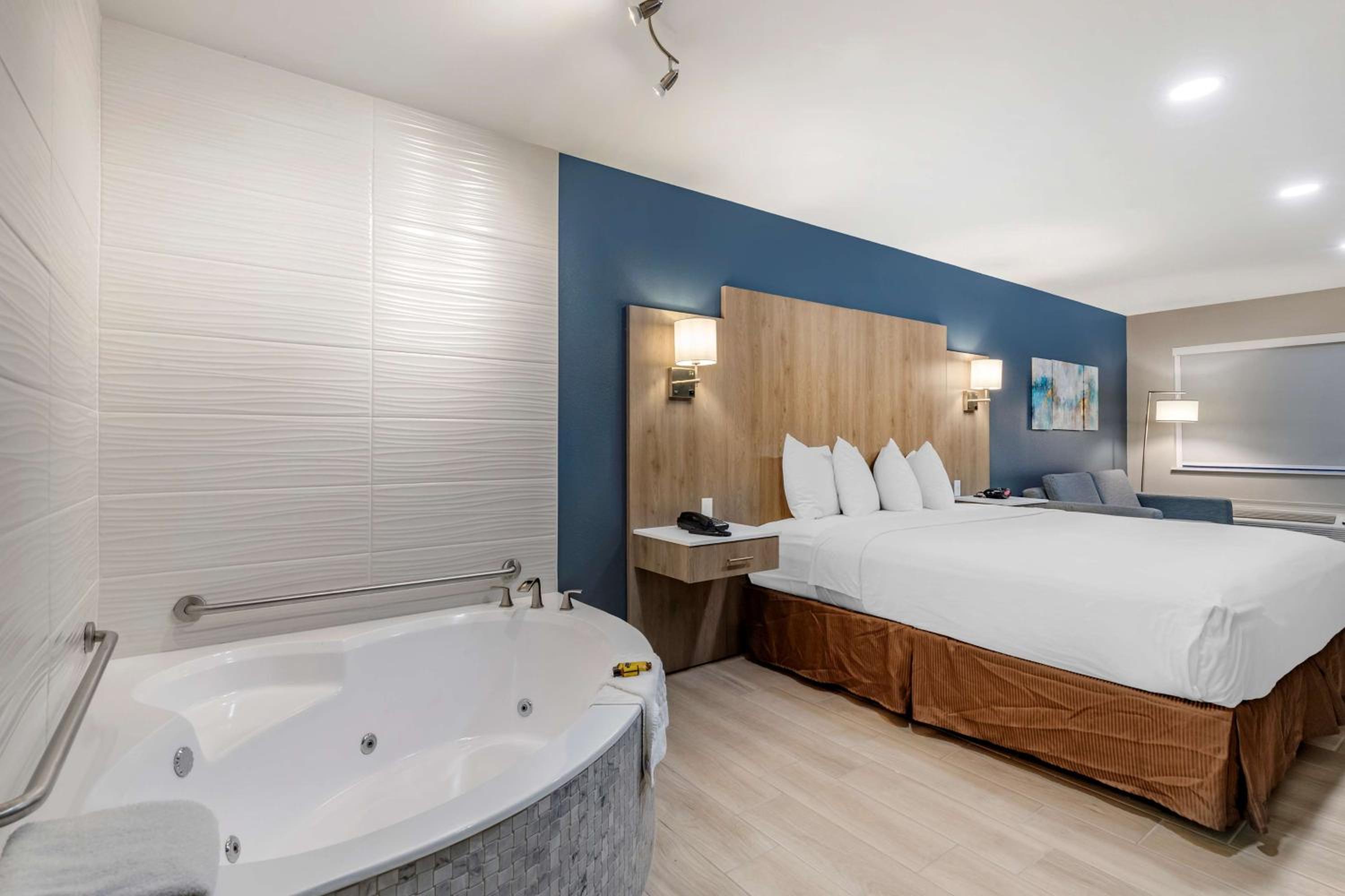 King Room with Walk-In Shower and Hot Tub - Mobility Accessible/Non-Smoking