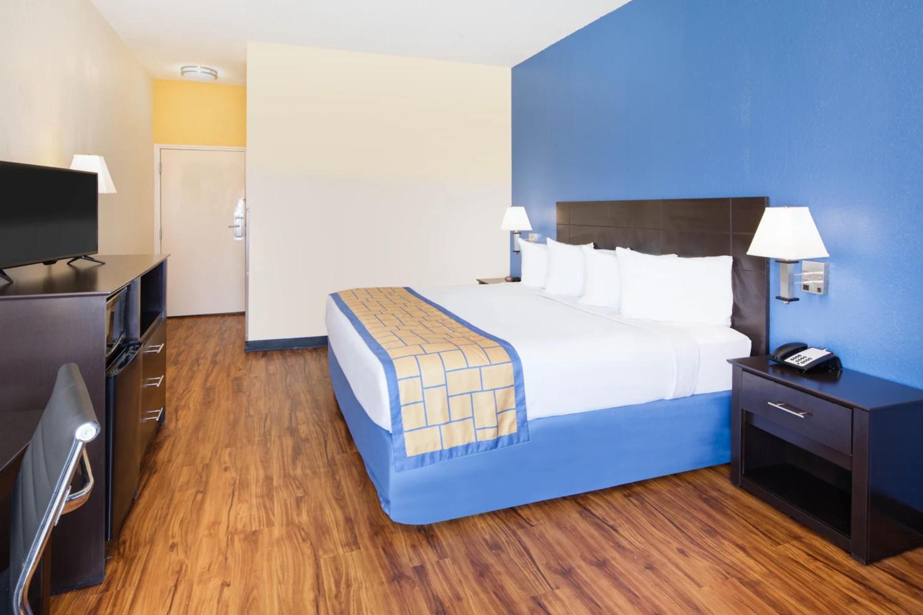 King Room - Non-Smoking photo 3