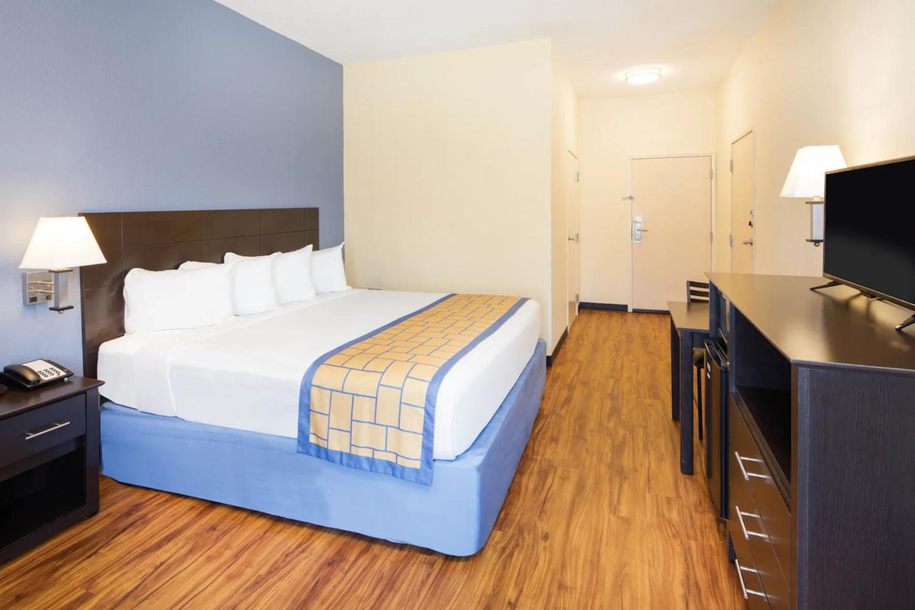 King Room - Mobility Access/Non-Smoking photo 2