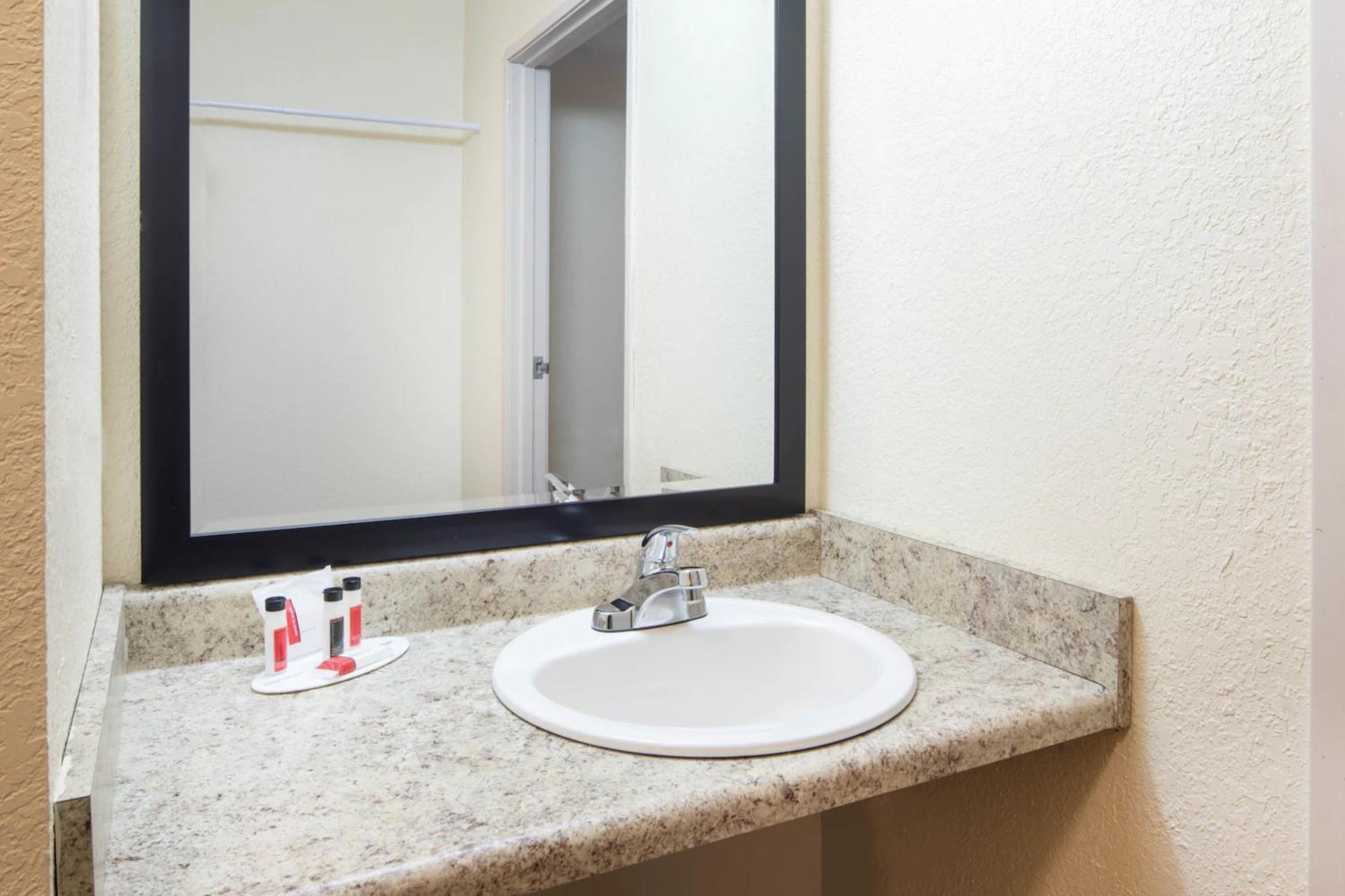 Double Room with Two Double Beds and Roll-In Shower - Mobility Access/Non-Smoking photo 3