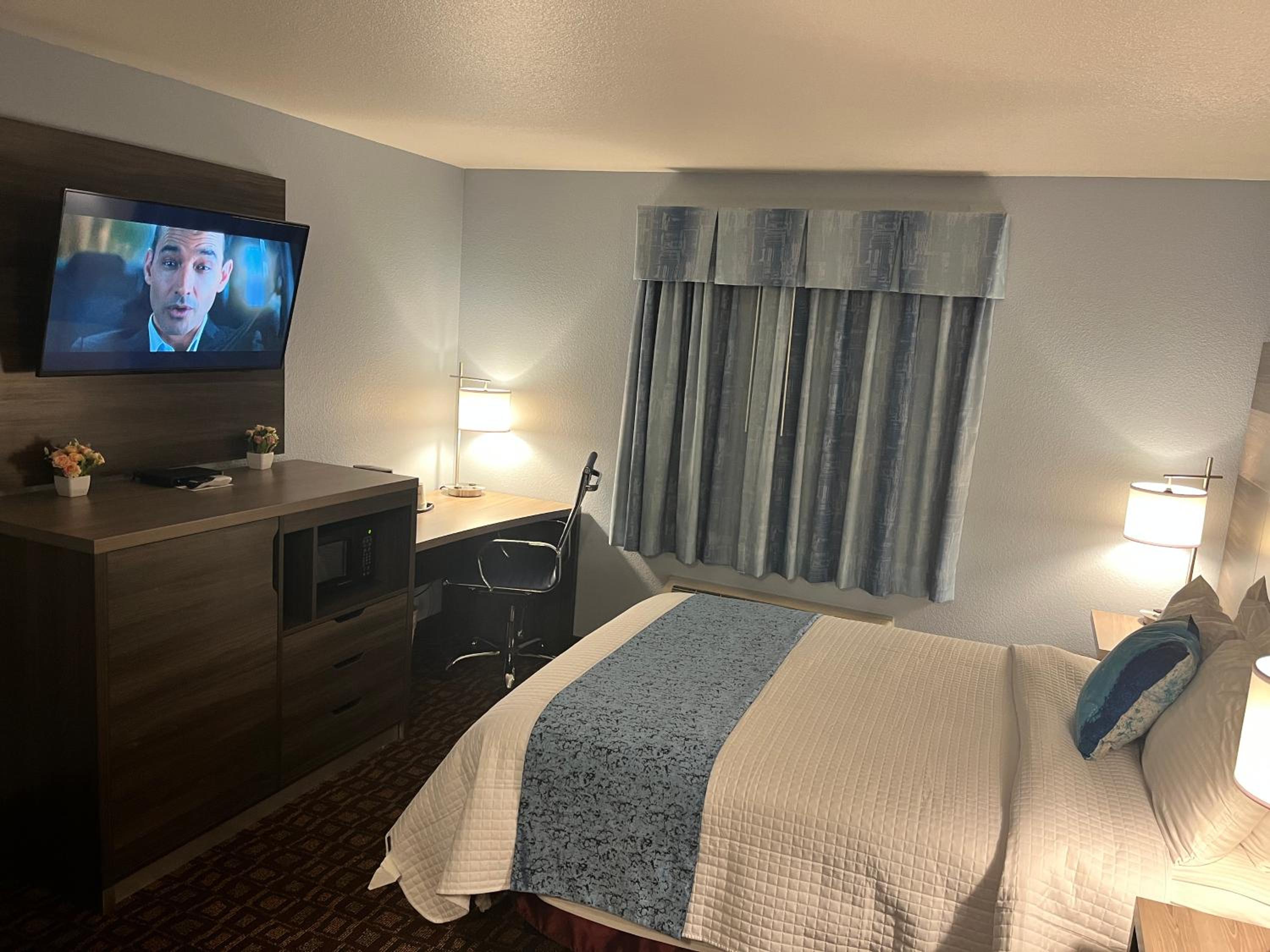 Queen Room - Disability Access - Photo 11