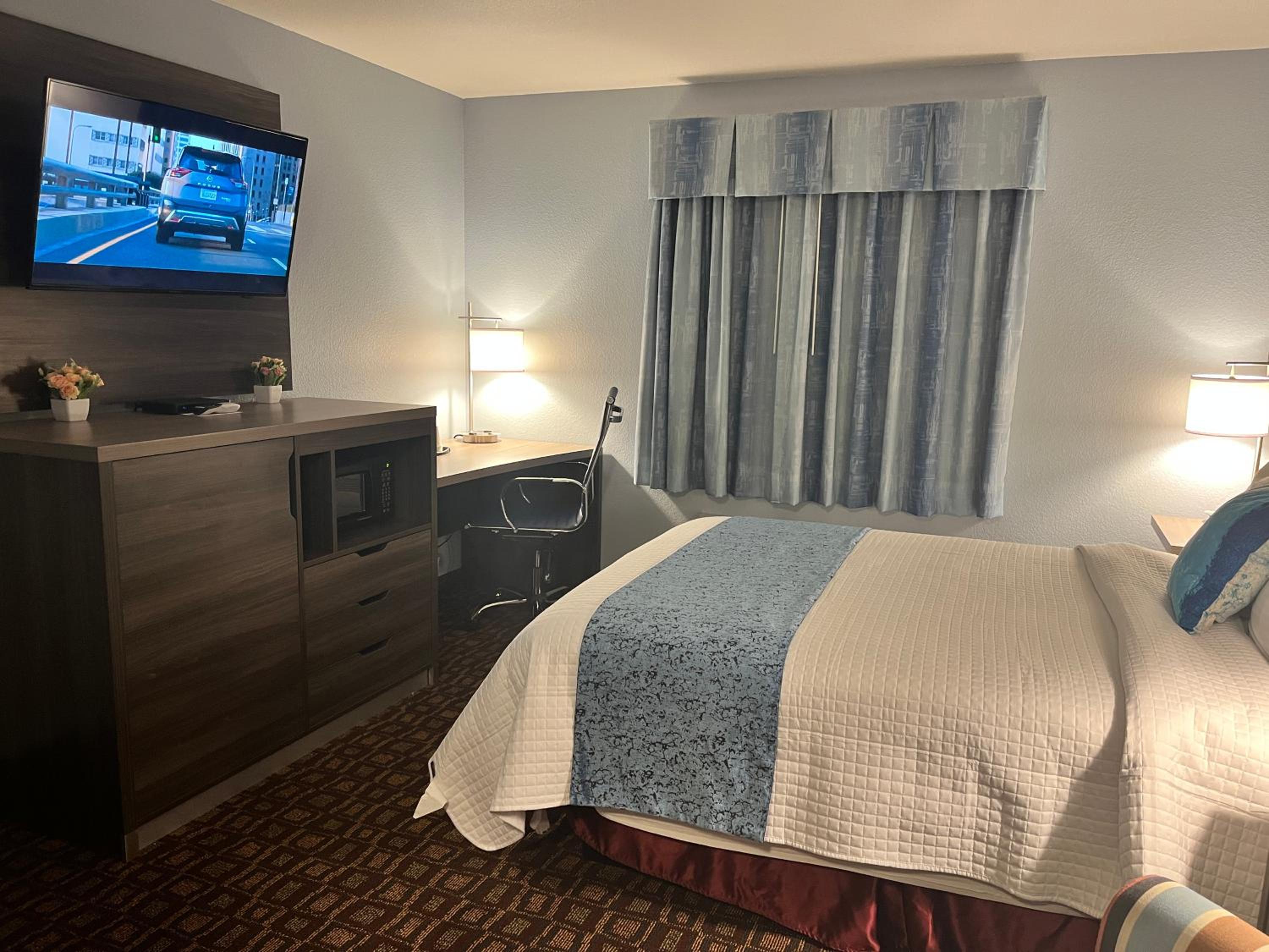 Queen Room - Disability Access - Photo 6