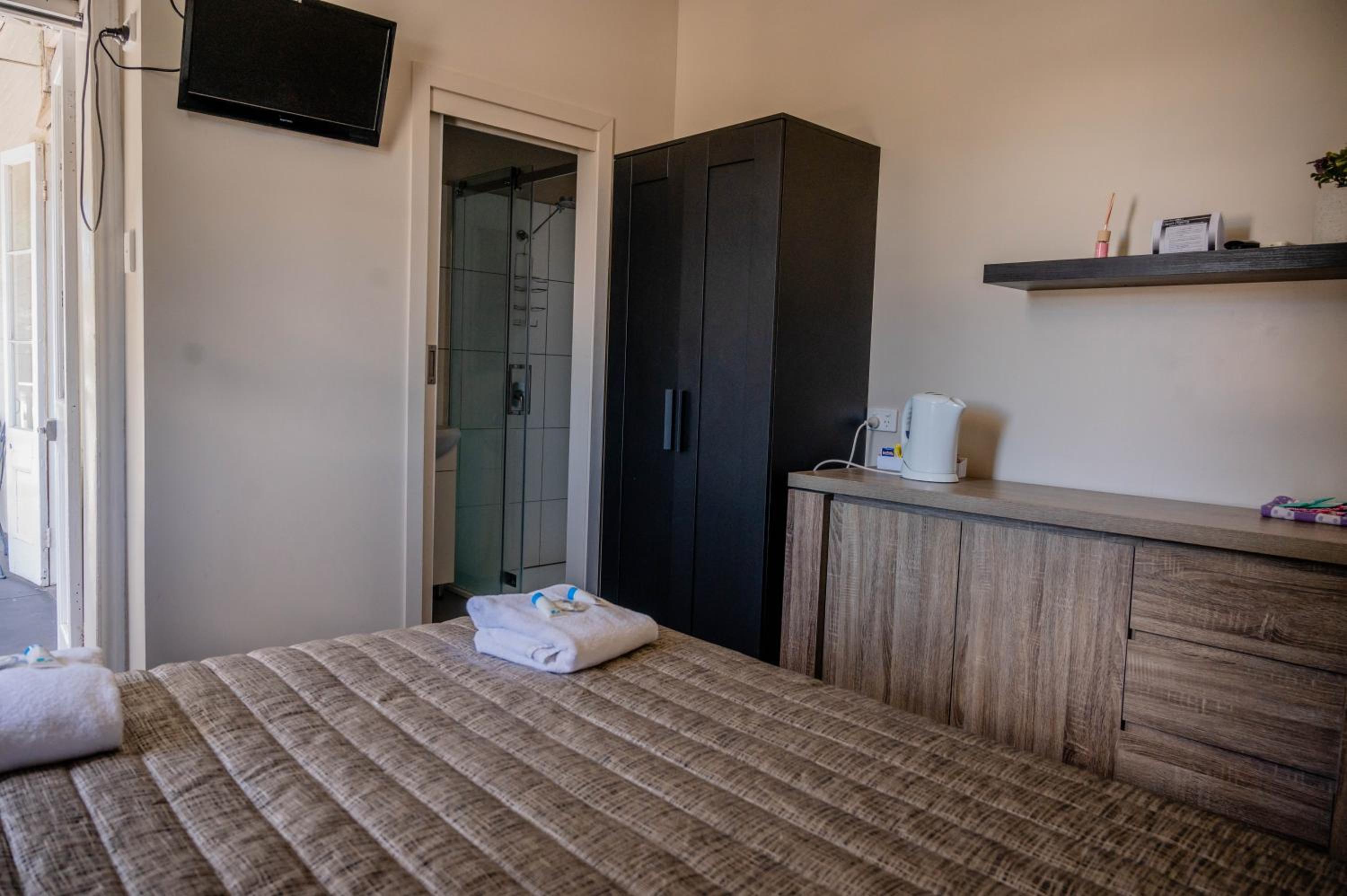 Deluxe Double Room with Shower - Photo 7