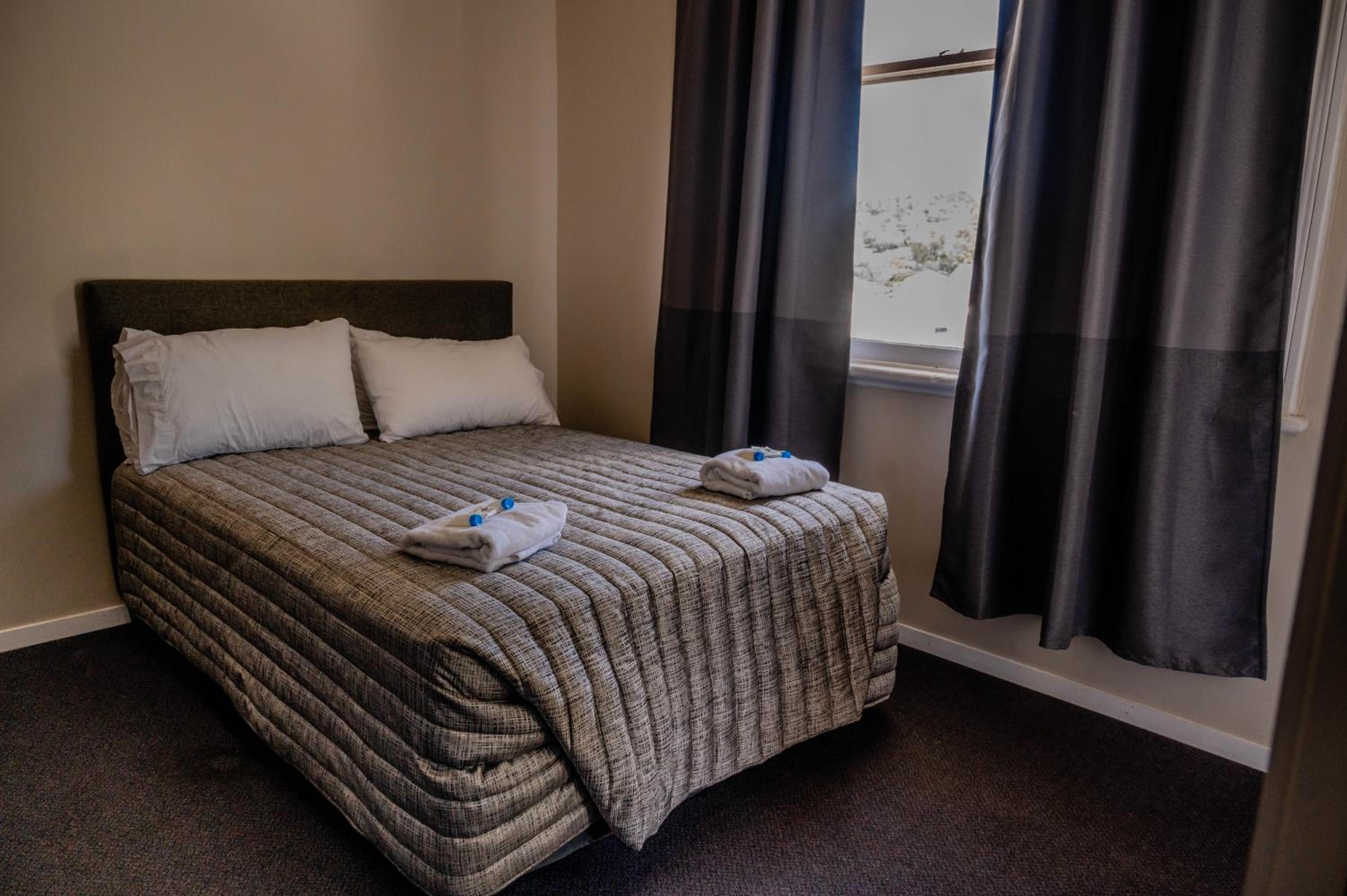 Deluxe Double Room with Shower - Photo 5