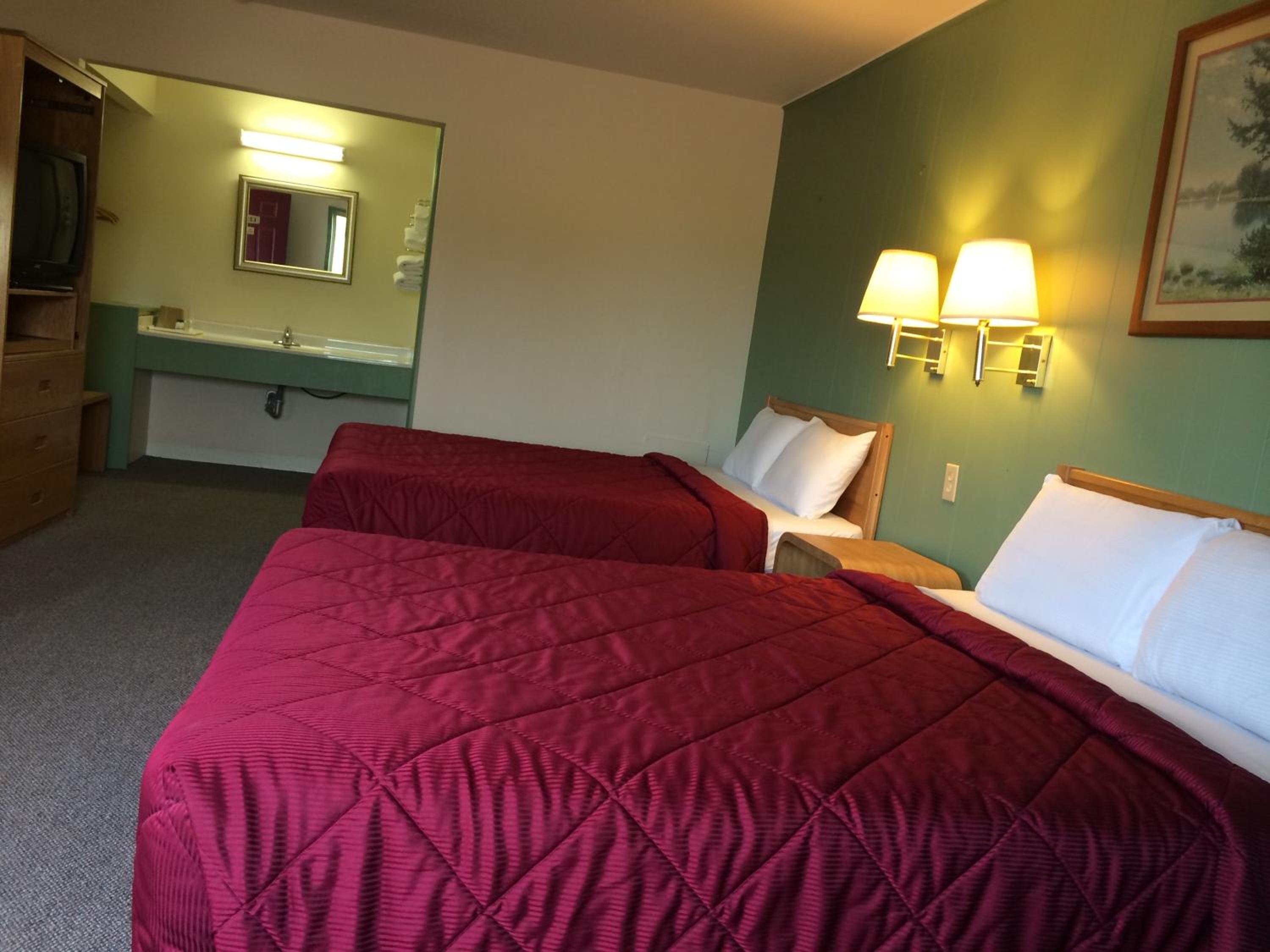 Queen Room with Two Queen Beds - Non-Smoking - Photo 10