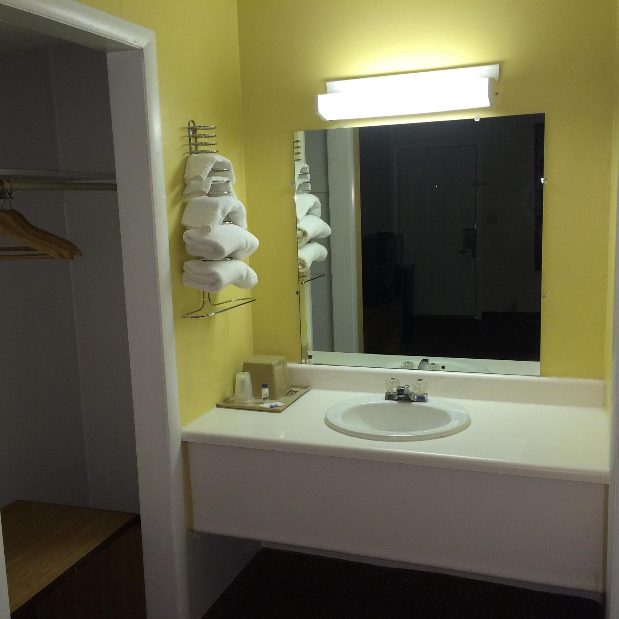 Queen Room with Two Queen Beds - Non-Smoking - Photo 13
