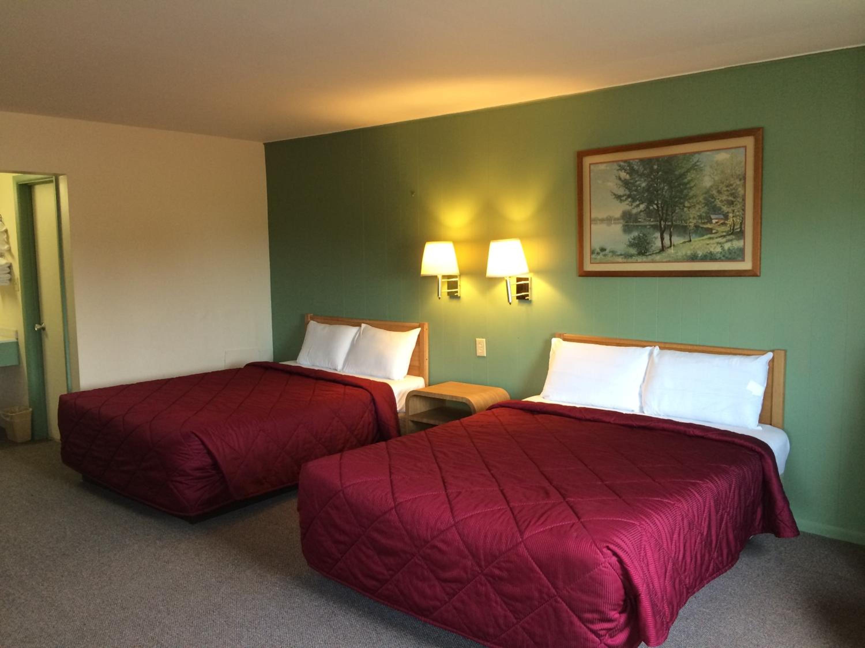 Queen Room with Two Queen Beds - Non-Smoking - Photo 16