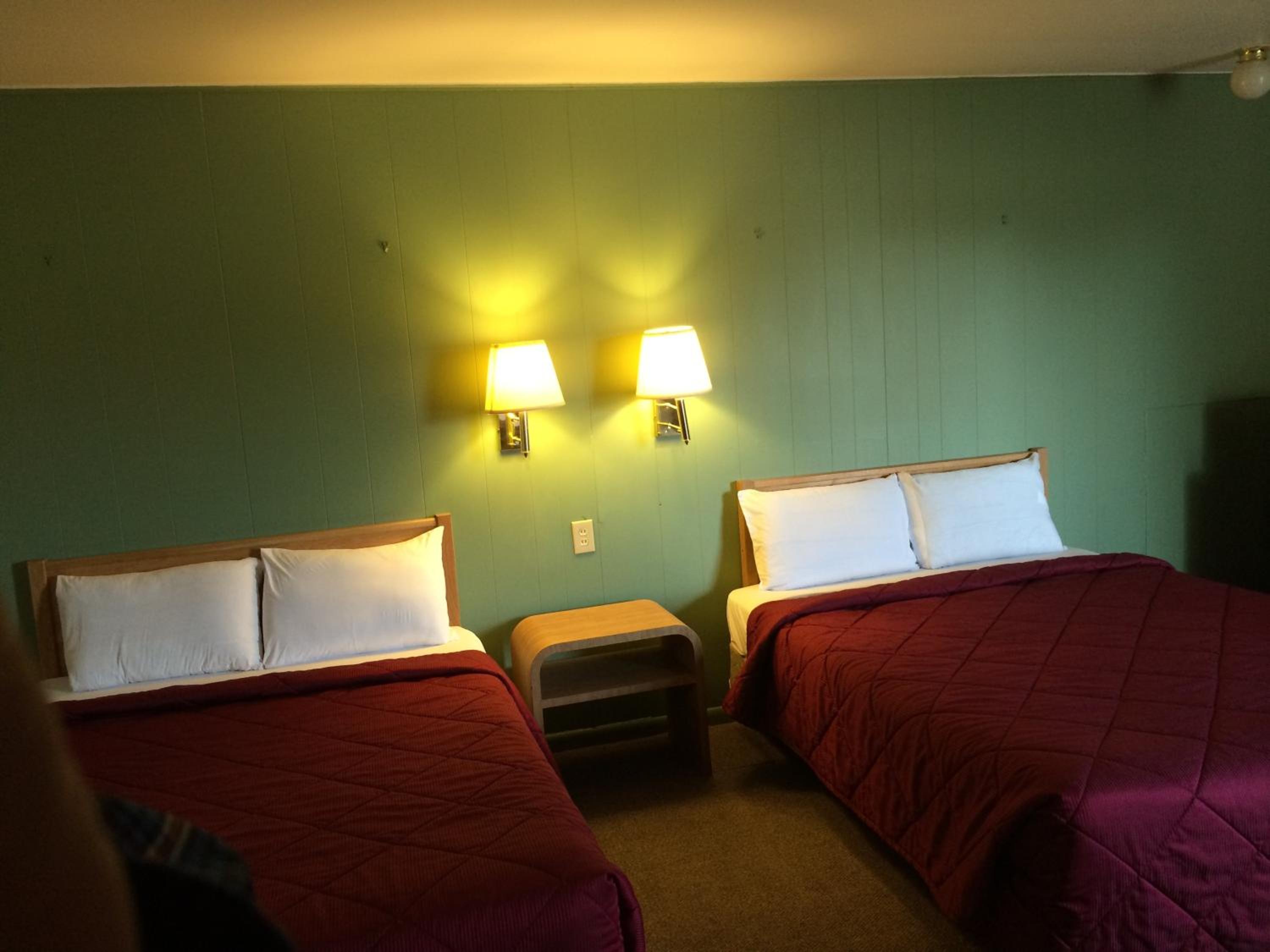 Queen Room with Two Queen Beds - Non-Smoking - Photo 17