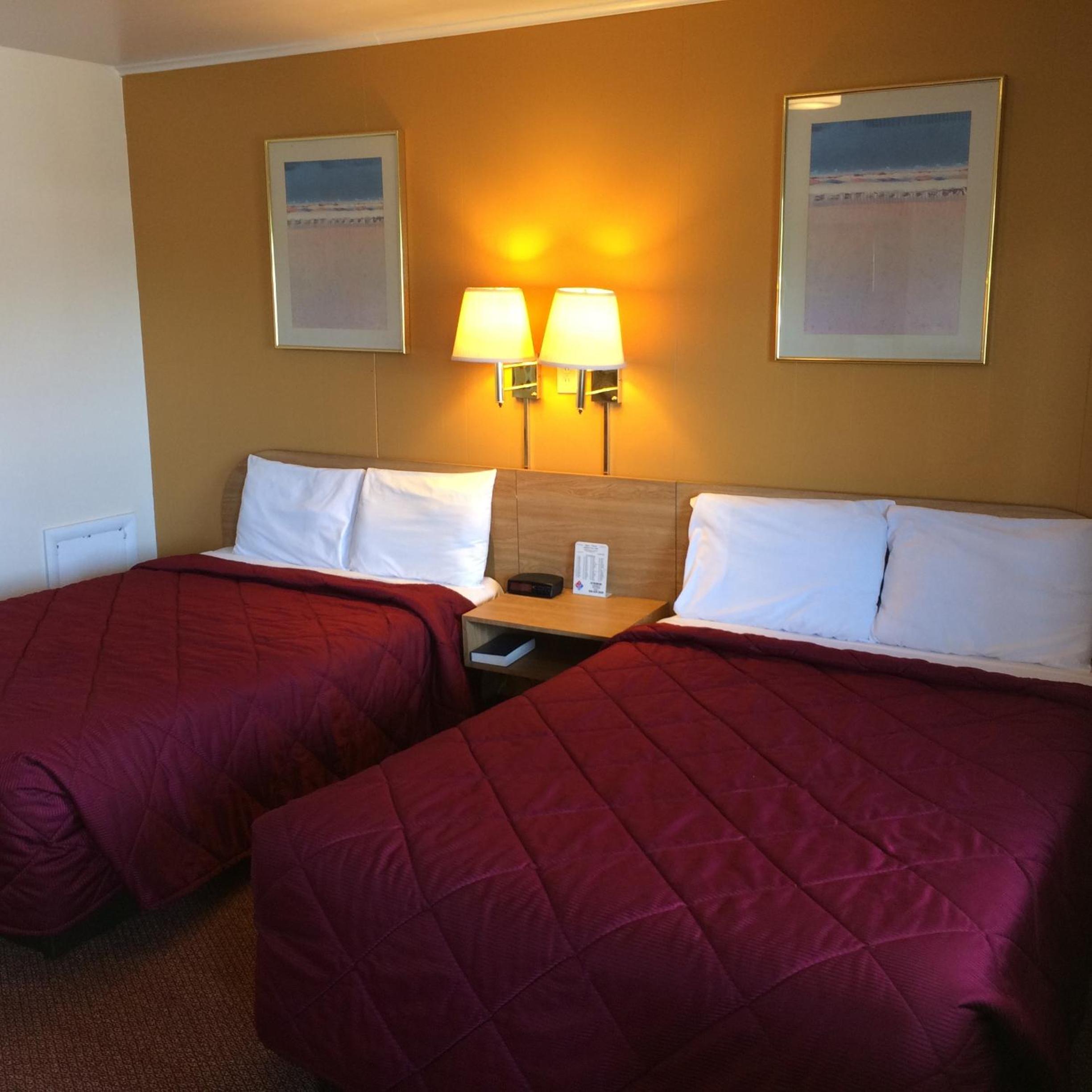 Queen Room with Two Queen Beds - Non-Smoking - Photo 12