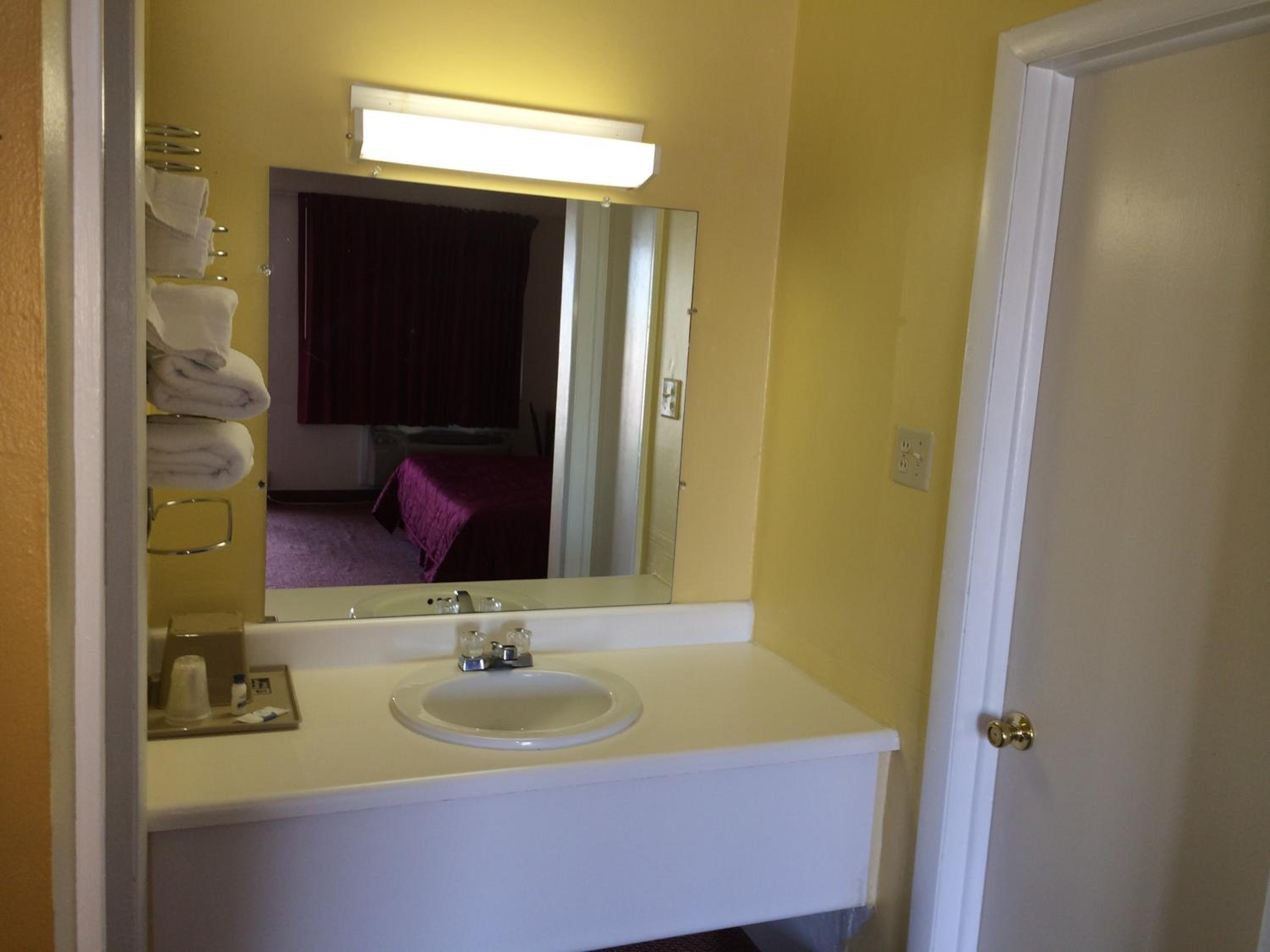 Queen Room with Two Queen Beds - Non-Smoking - Photo 19