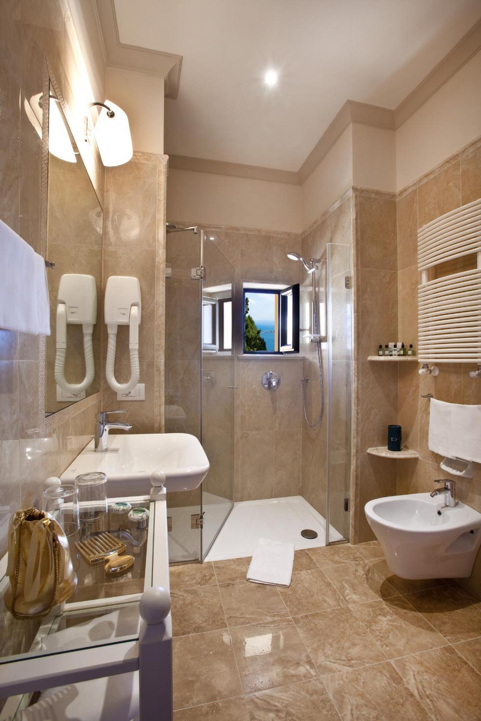 Double or Twin Room with Balcony and Sea View - Photo 4