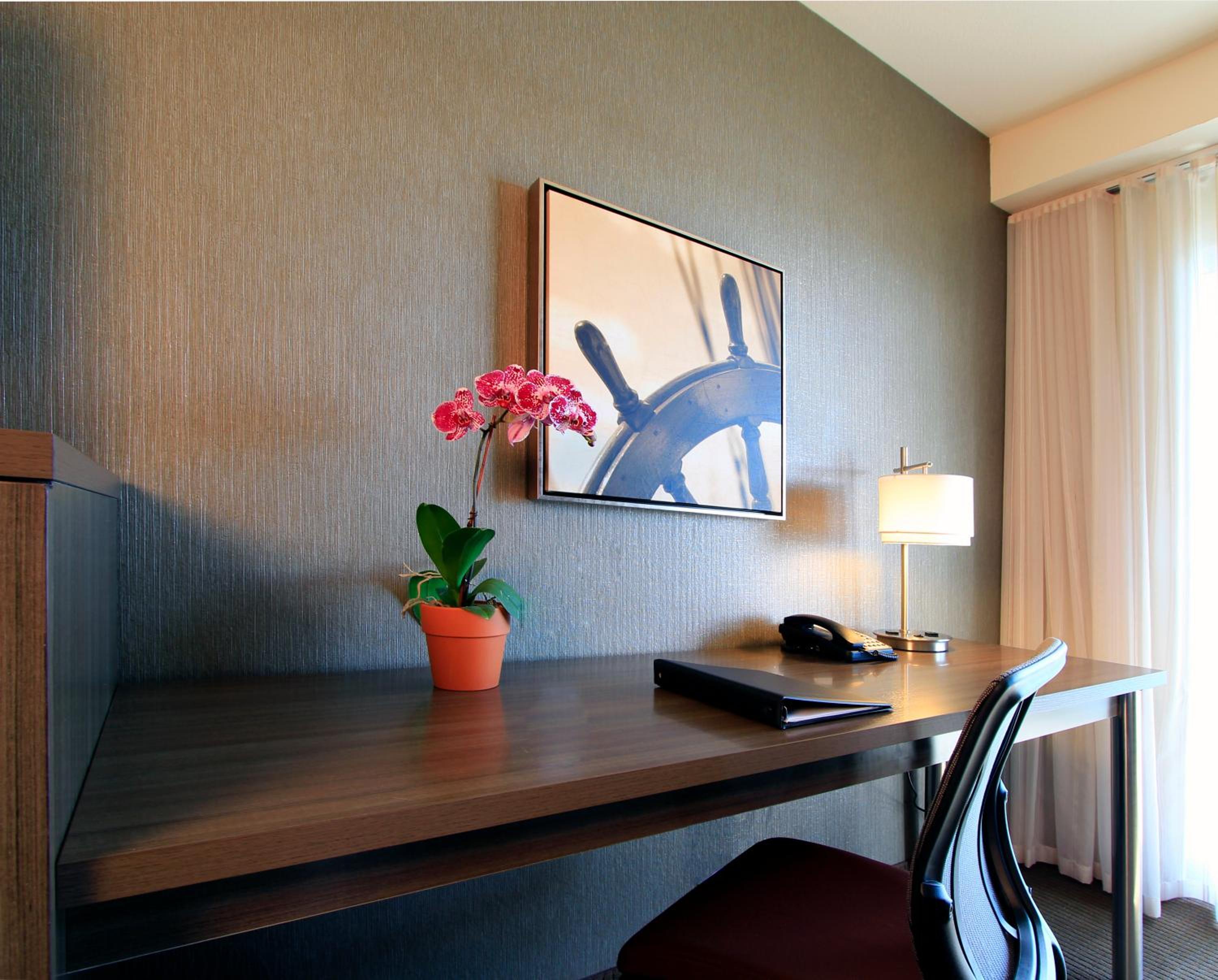 Double Queen Room with City View - Photo 4