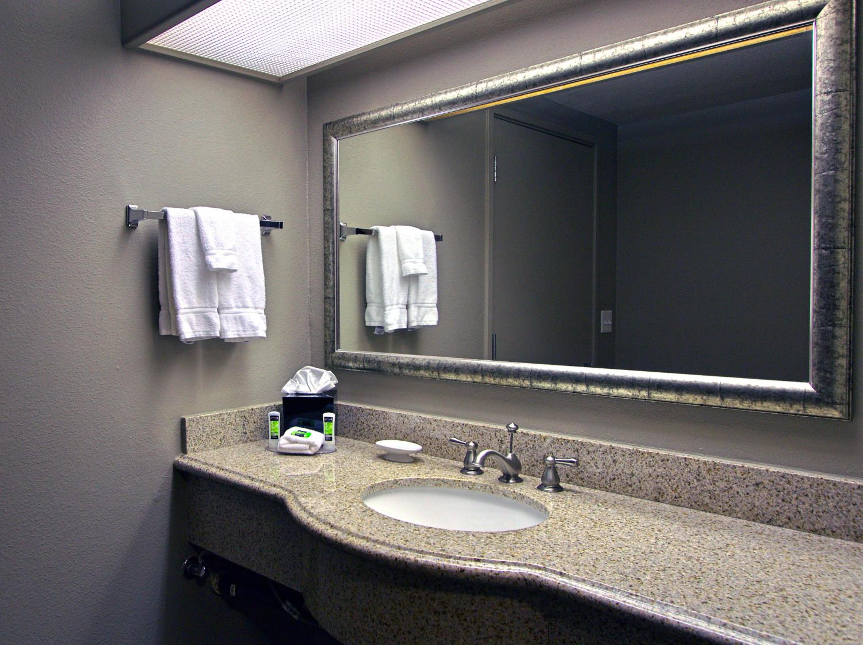Double Queen Room with City View - Photo 3